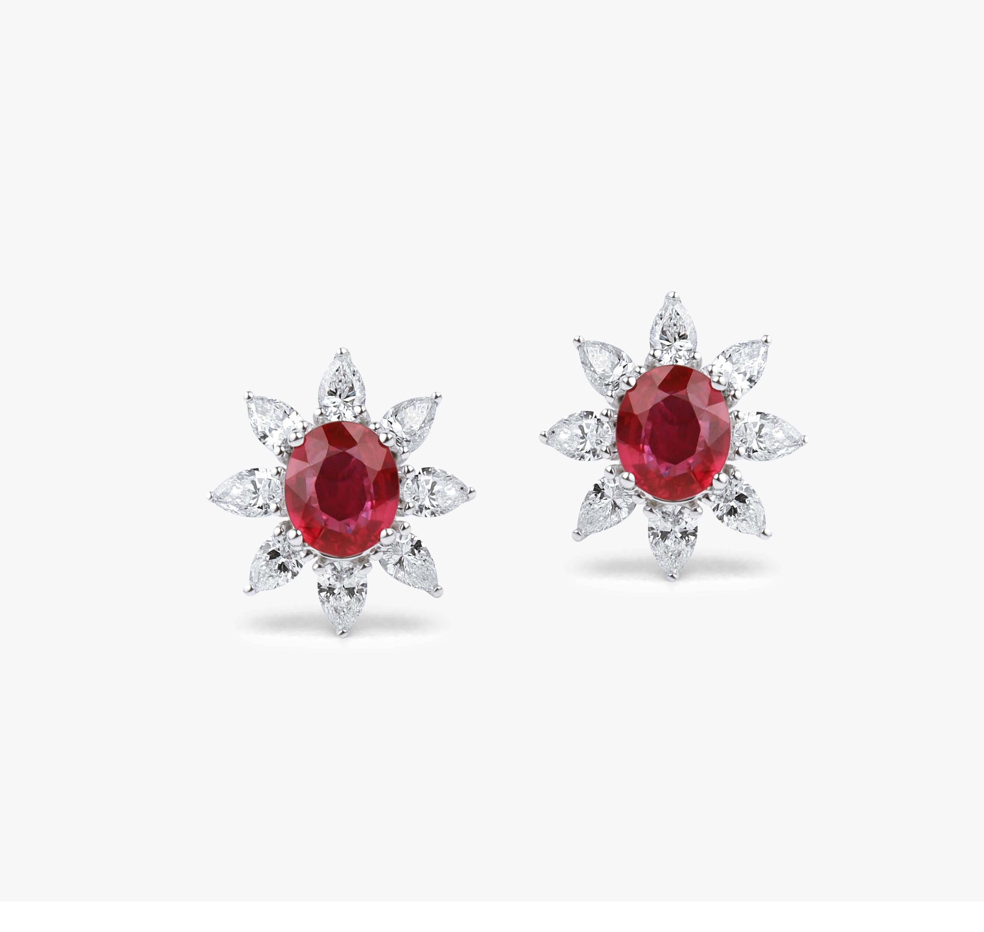 Taille ovale Exceptionnelles clous d'oreilles ovales en diamant rubis naturel et halo de diamants en or 18 carats en vente