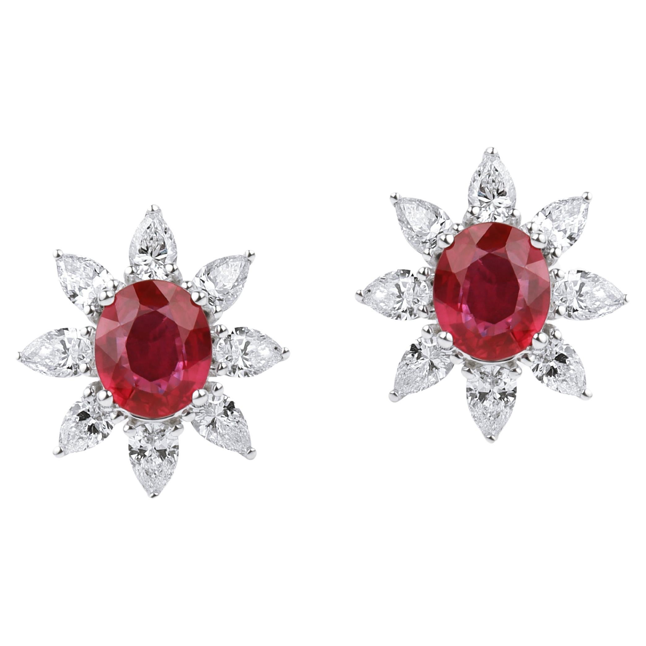 Excepcionales pendientes de rubí natural ovalado, halo de diamantes en oro de 18 quilates
