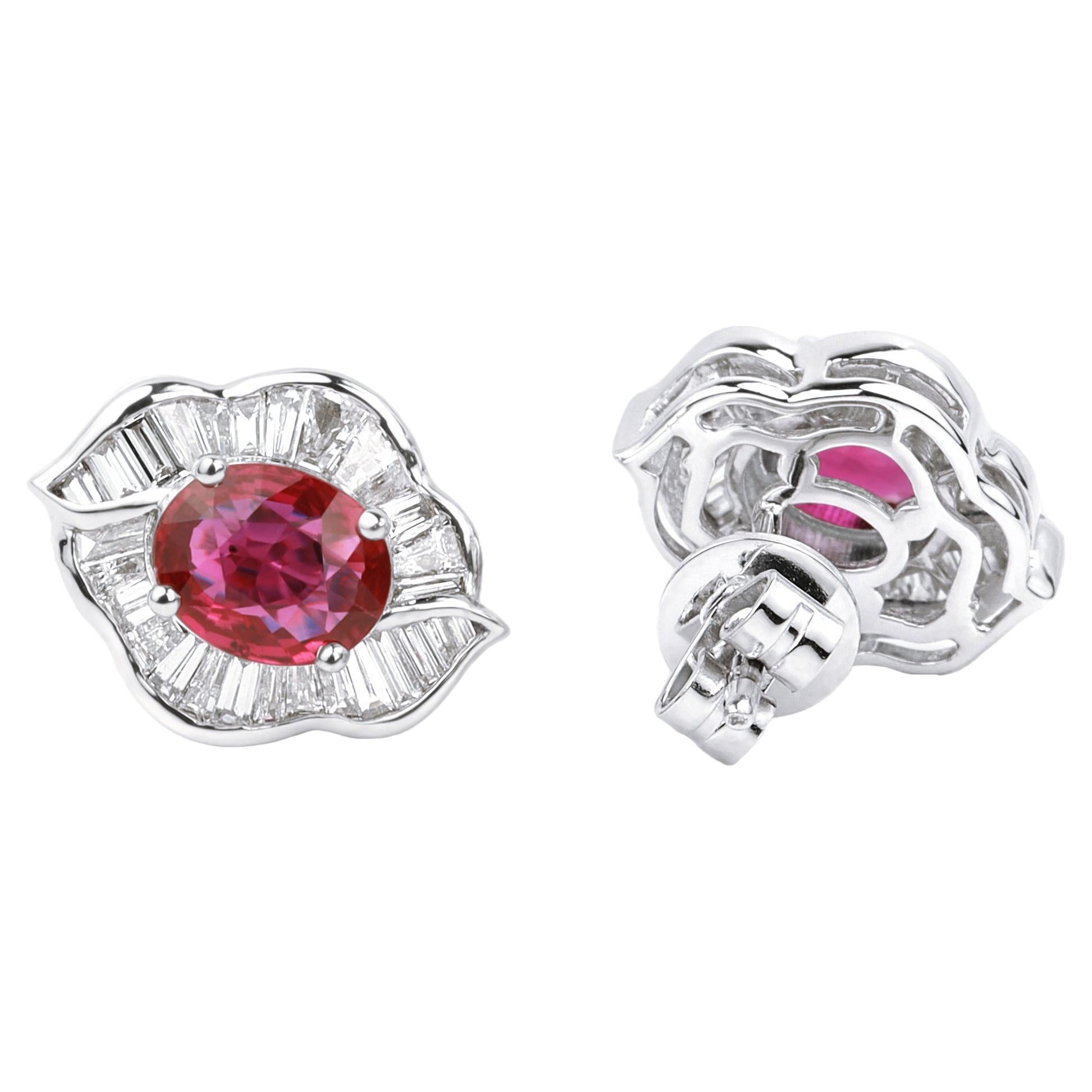 Exceptionnelles clous d'oreilles ovales en diamant rubis naturel et halo de diamants en or 18 carats en vente