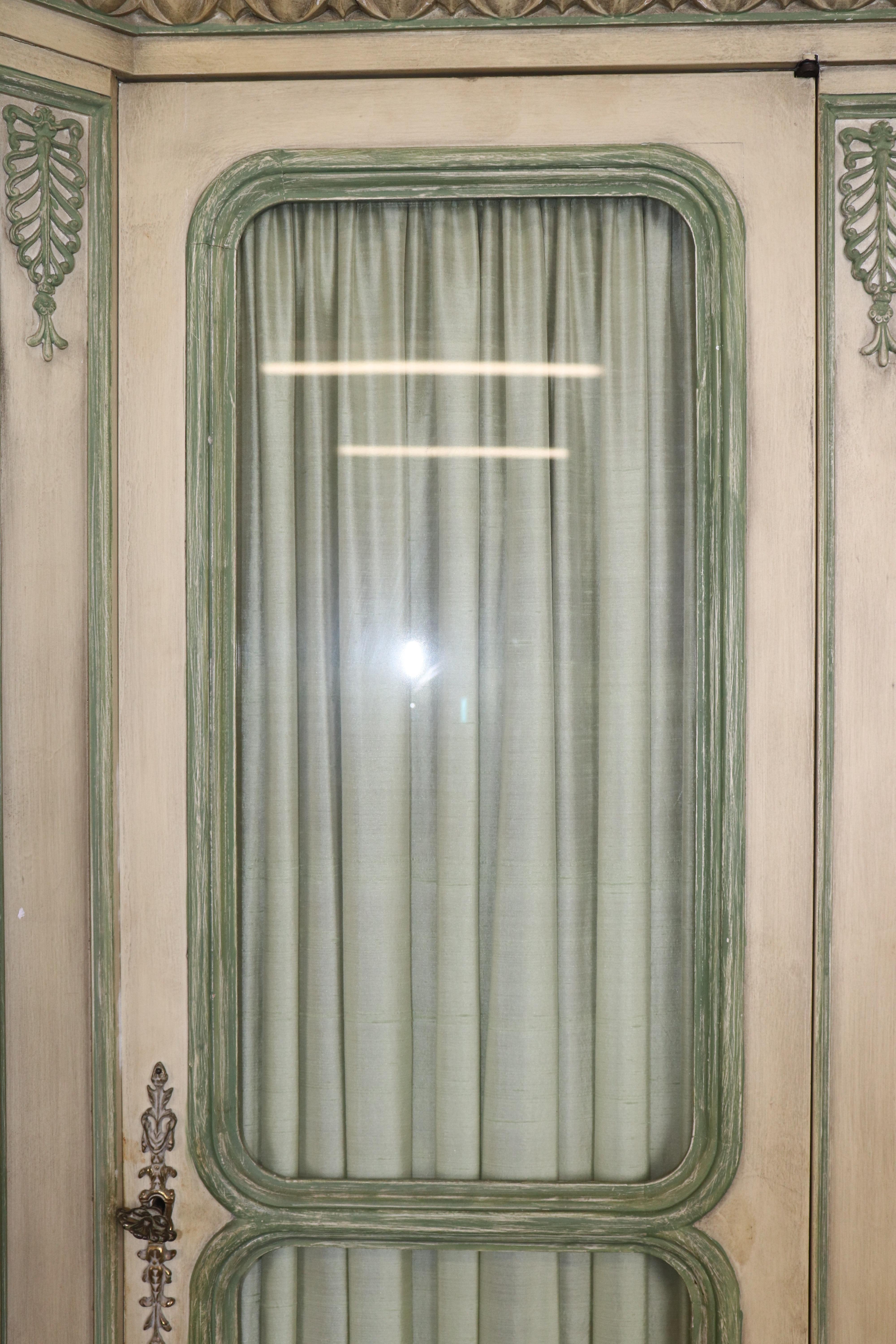 Eccezionale armadio per le porcellane in stile Direttorio francese o Luigi XVI decorato a vernice in vendita 7