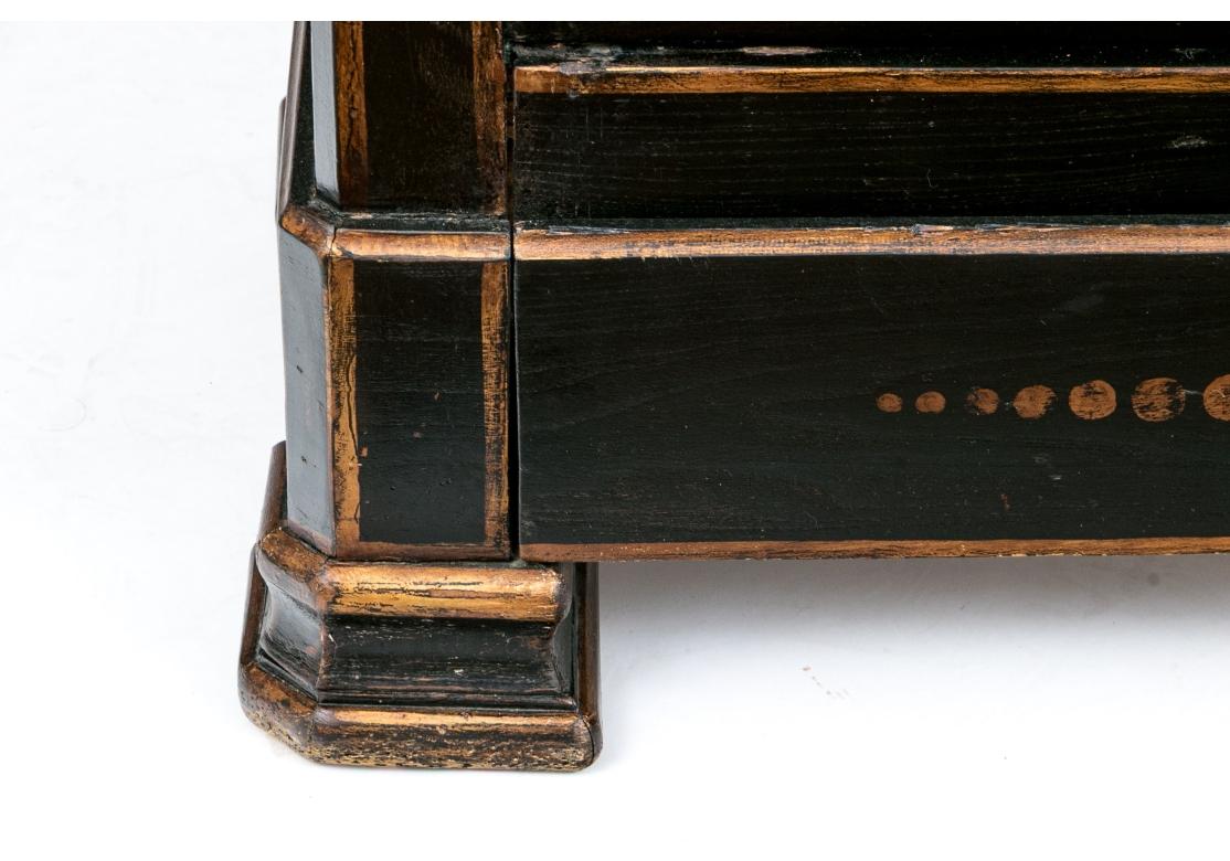 Une grande vitrine, très bien faite et très décorative, de l'emblématique maison d'antiquités Van Thiel. L'armoire avec des portes en verre à huit vitres et  La peinture est finement contrastée (or, noir et sang de bœuf) et comporte une décoration