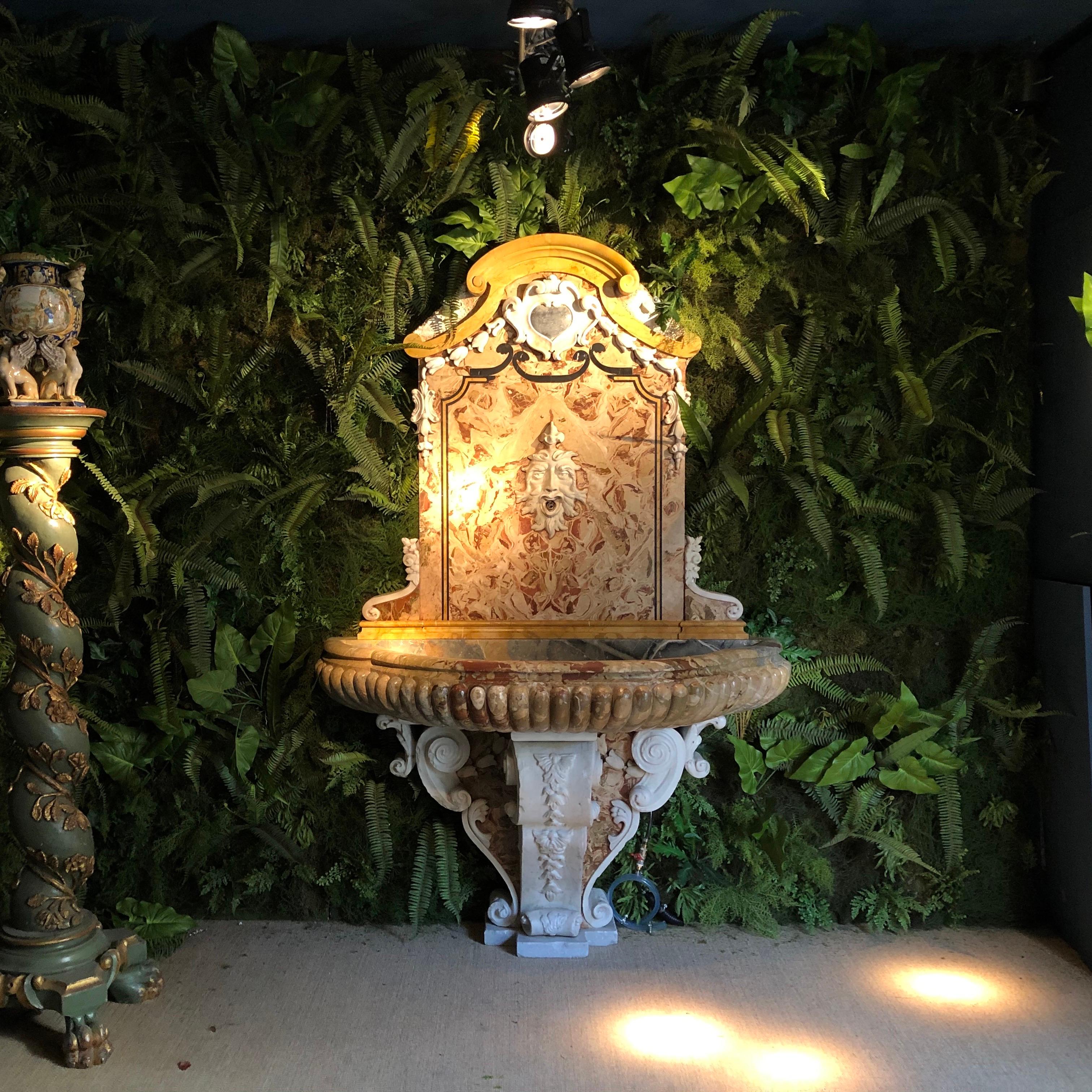 Exceptional Pair Italian Antique Marble Wall Fountains In Good Condition For Sale In Beervelde, BE