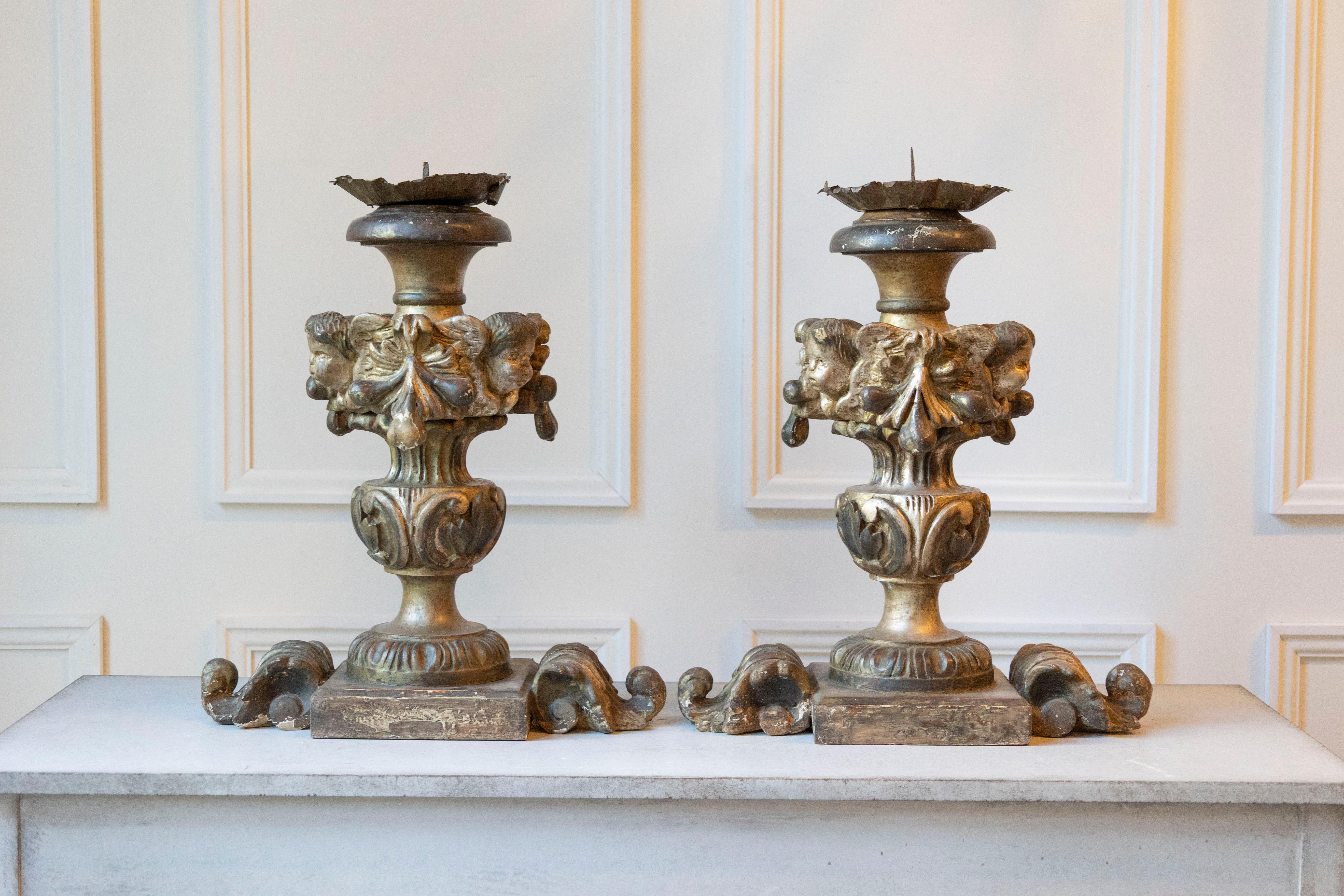 Eccezionale coppia di candelieri in legno argentato del XVIII secolo con angelo H. in vendita 6