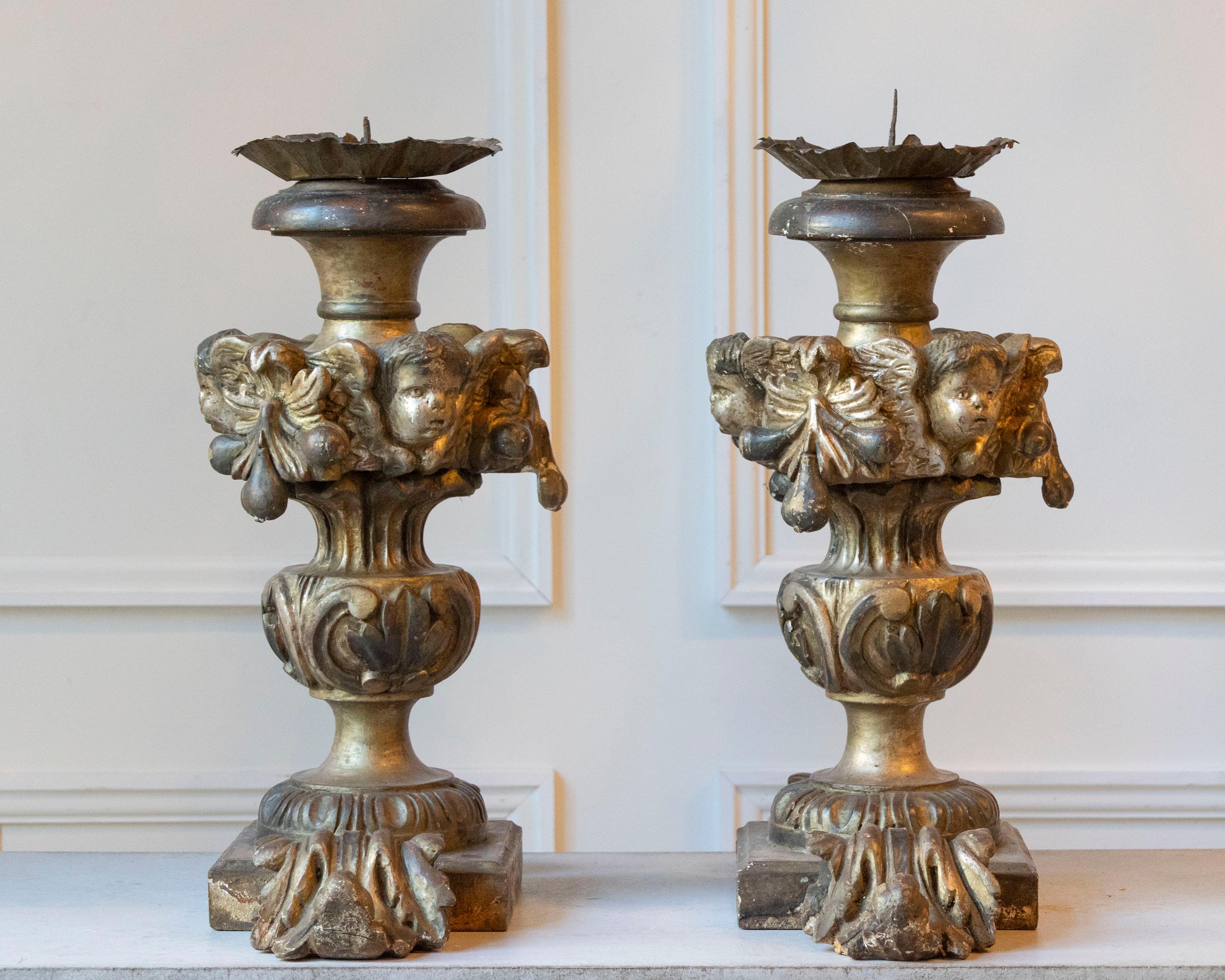 Eccezionale coppia di candelieri in legno argentato del XVIII secolo con angelo H. in vendita 7