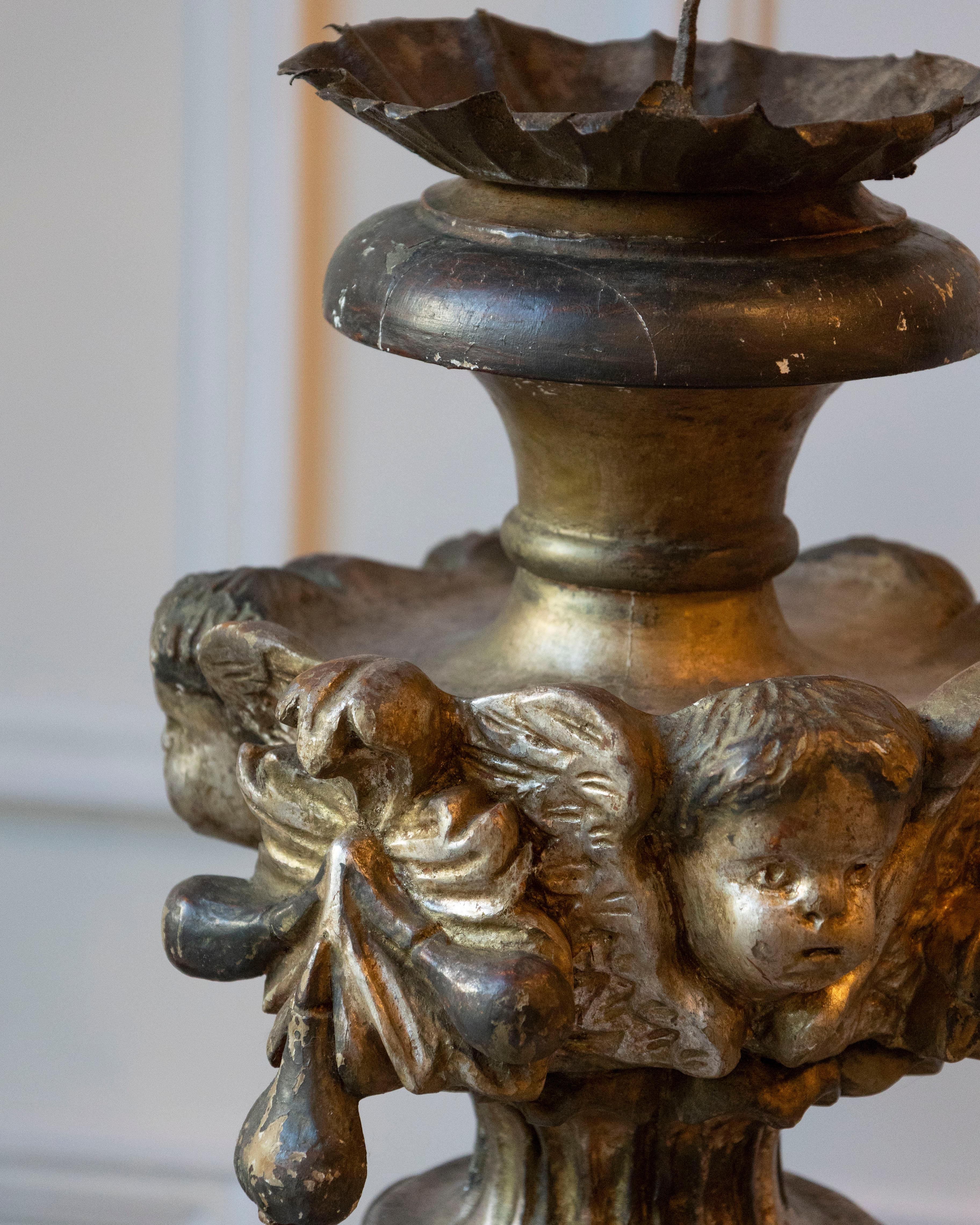 Eccezionale coppia di candelieri in legno argentato del XVIII secolo con angelo H. in vendita 8