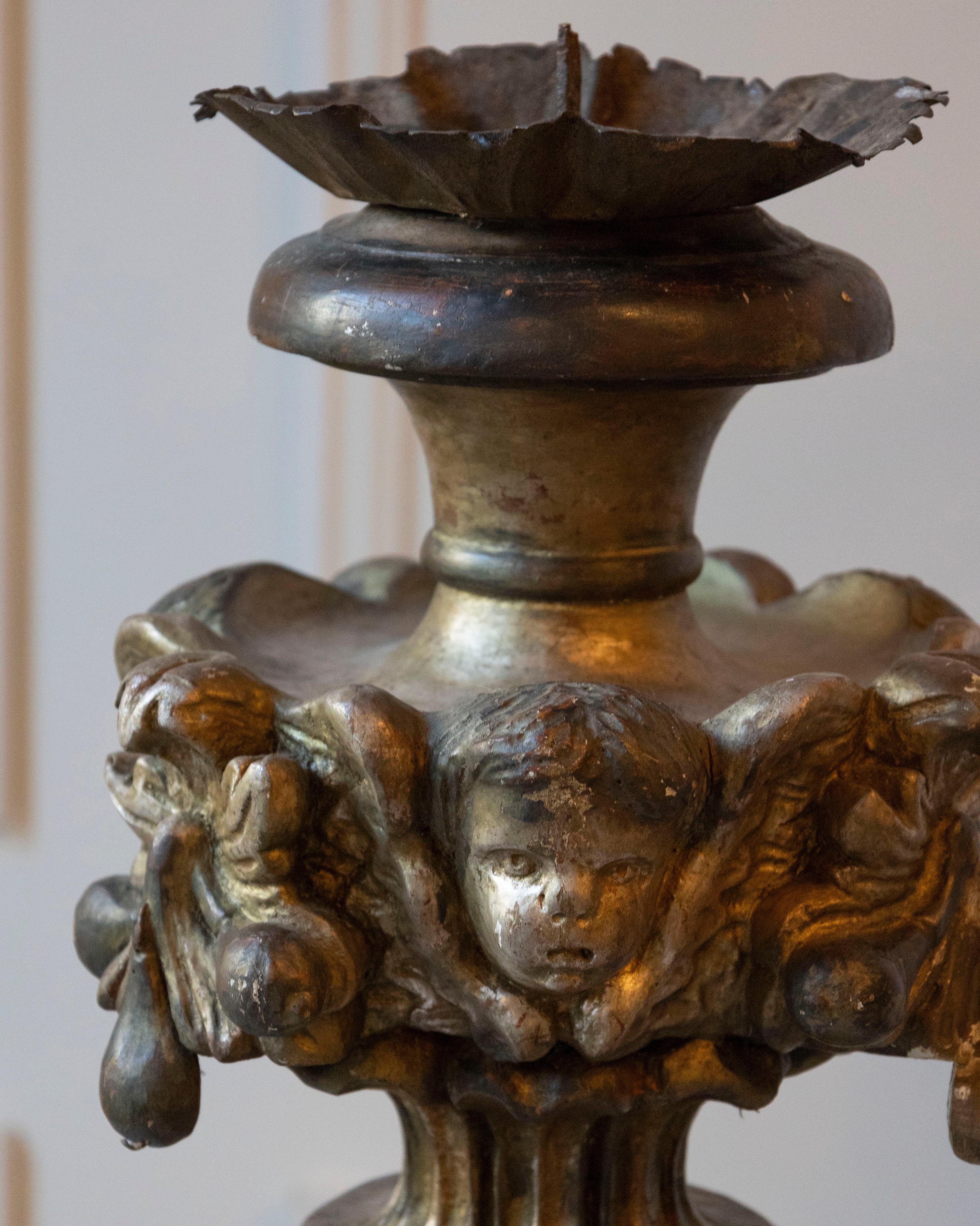 Eccezionale coppia di candelieri in legno argentato del XVIII secolo con angelo H. in vendita 9