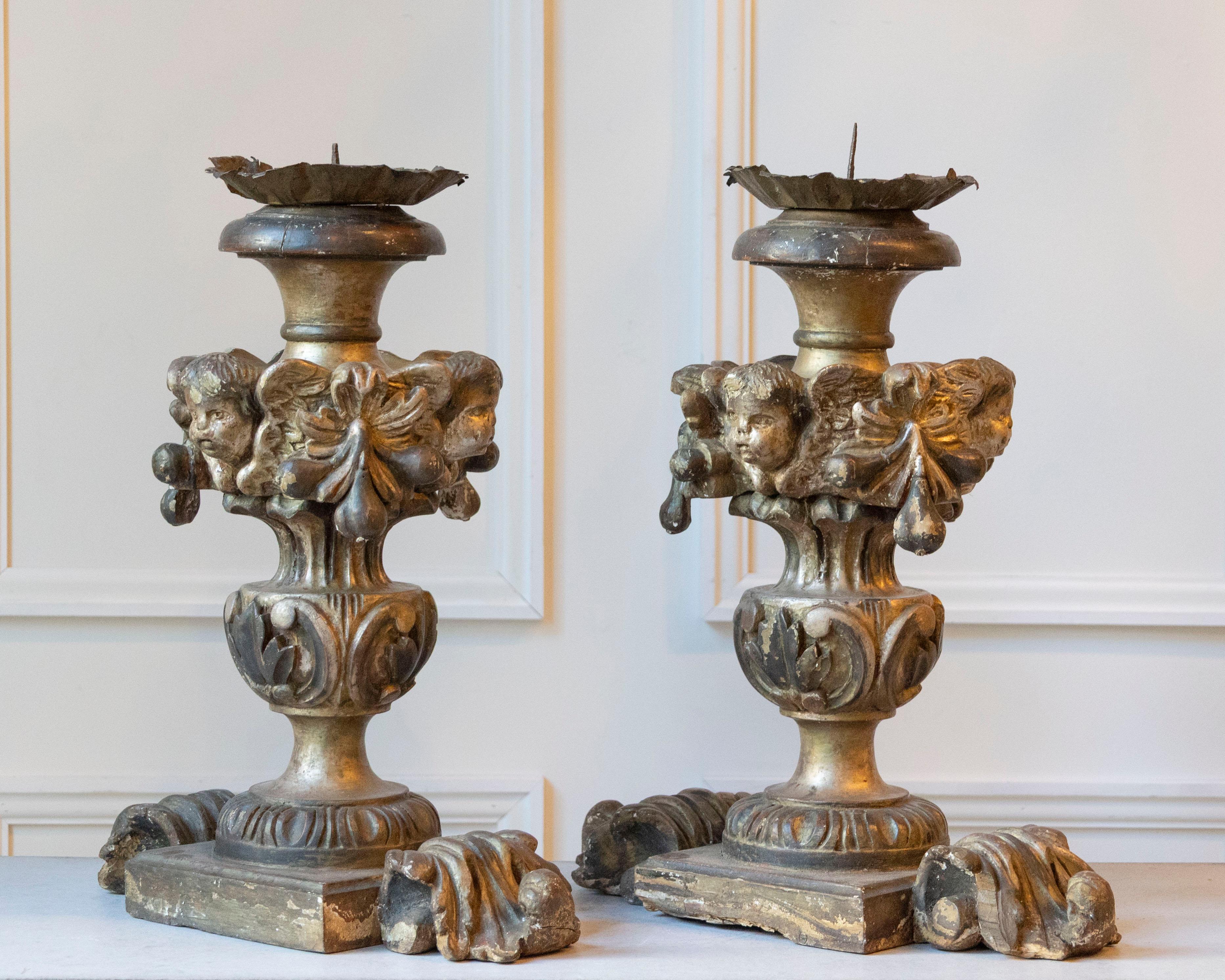 Eccezionale coppia di candelieri in legno argentato del XVIII secolo con angelo H. In condizioni buone in vendita a Atlanta, GA