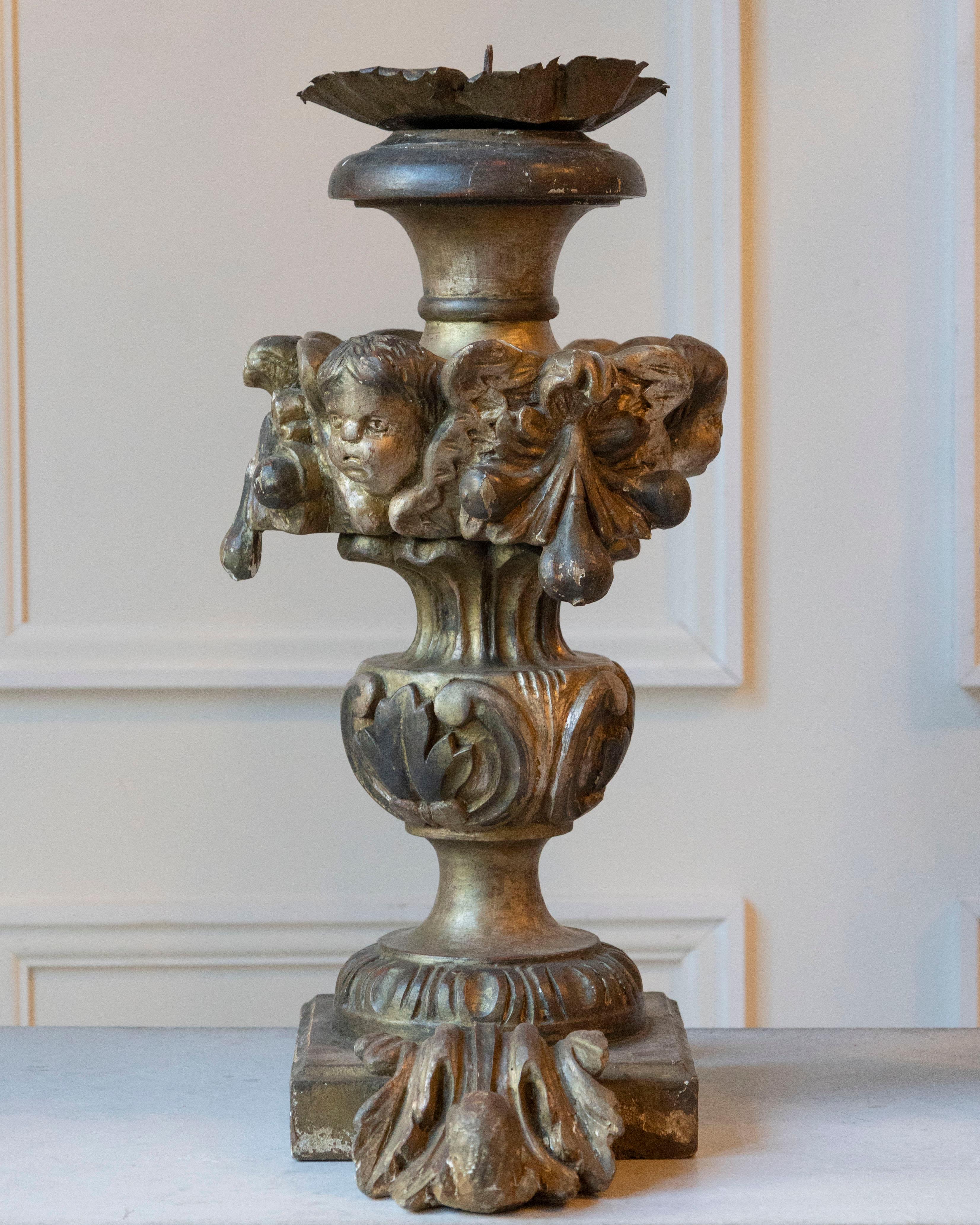 Eccezionale coppia di candelieri in legno argentato del XVIII secolo con angelo H. in vendita 3