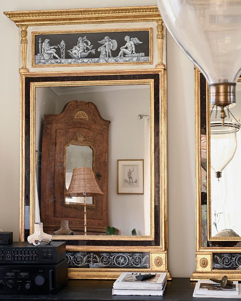 Exceptional Pair of 18th Century Swedish Gustavian Gilt Wood Mirrors In Good Condition For Sale In Mjöhult, SE