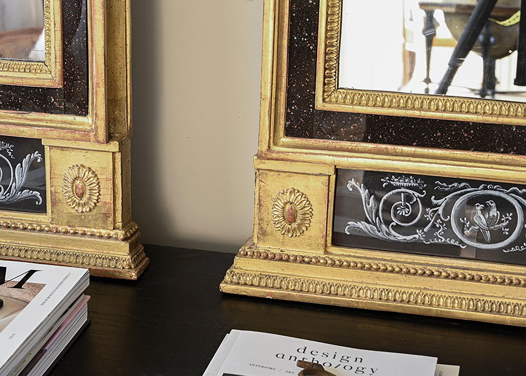 Außergewöhnliches Paar schwedischer gustavianischer vergoldeter Wood-Spiegel des 18. im Zustand „Gut“ im Angebot in Mjöhult, SE