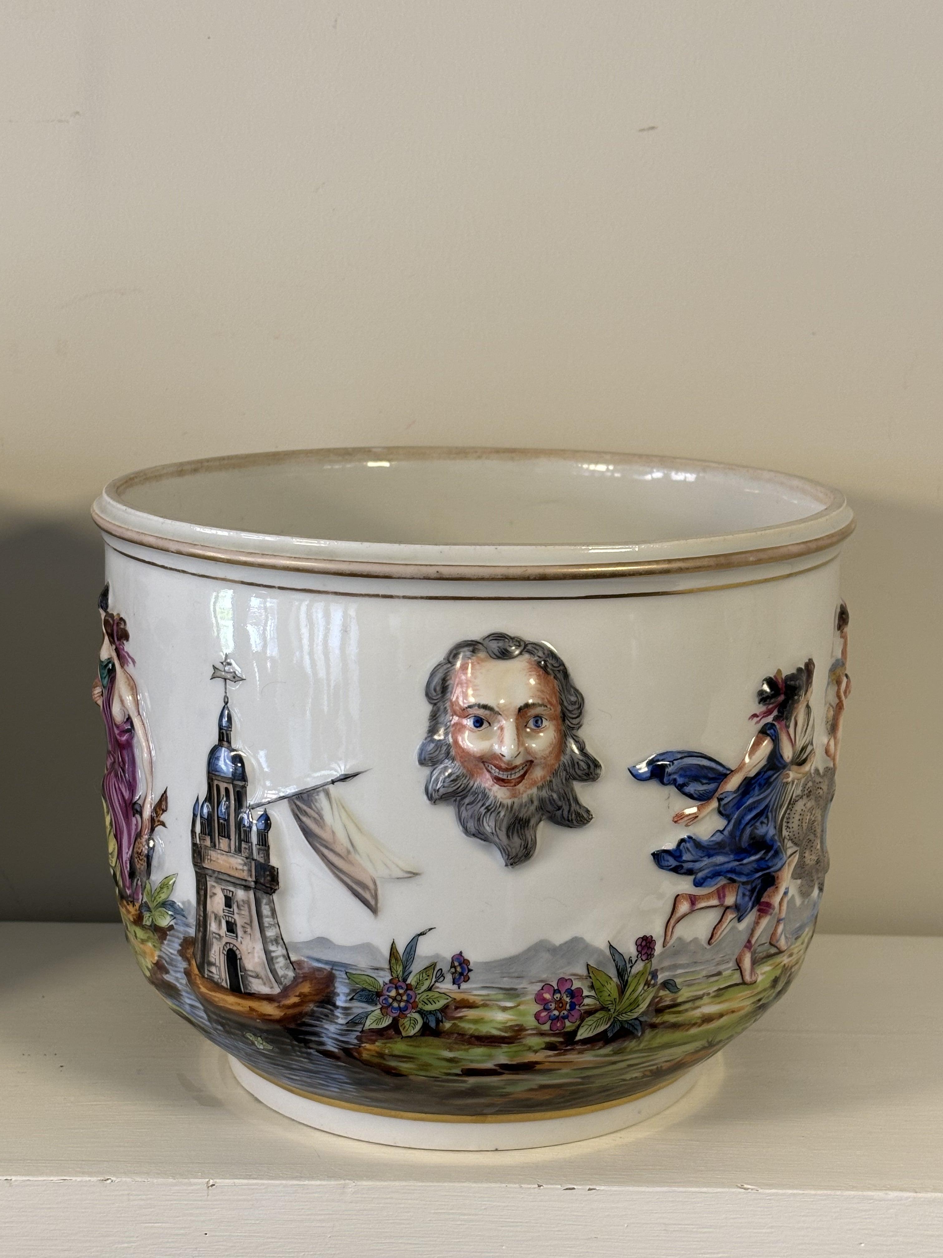 Exceptionnelle paire de cache-pots polychromes de Capodimonte du XIXe siècle en vente 4