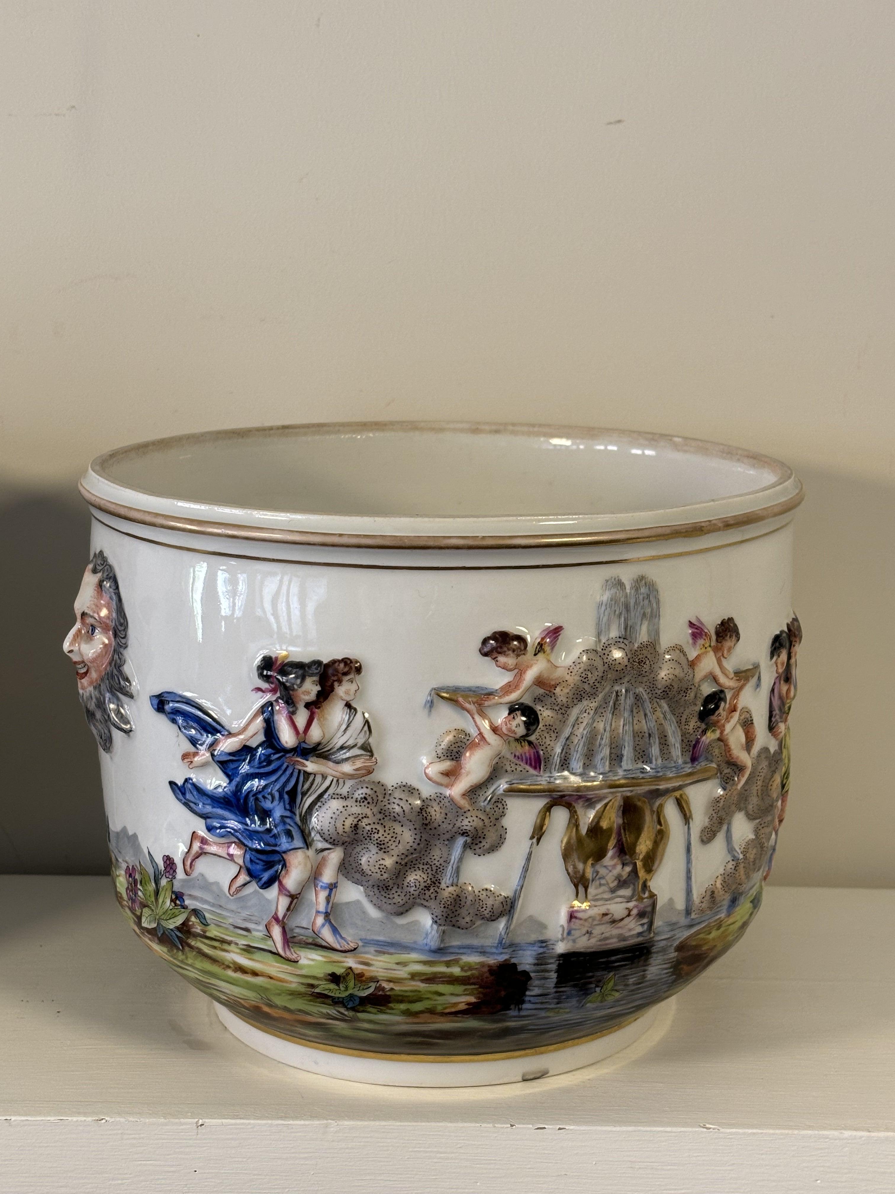 Exceptionnelle paire de cache-pots polychromes de Capodimonte du XIXe siècle en vente 5
