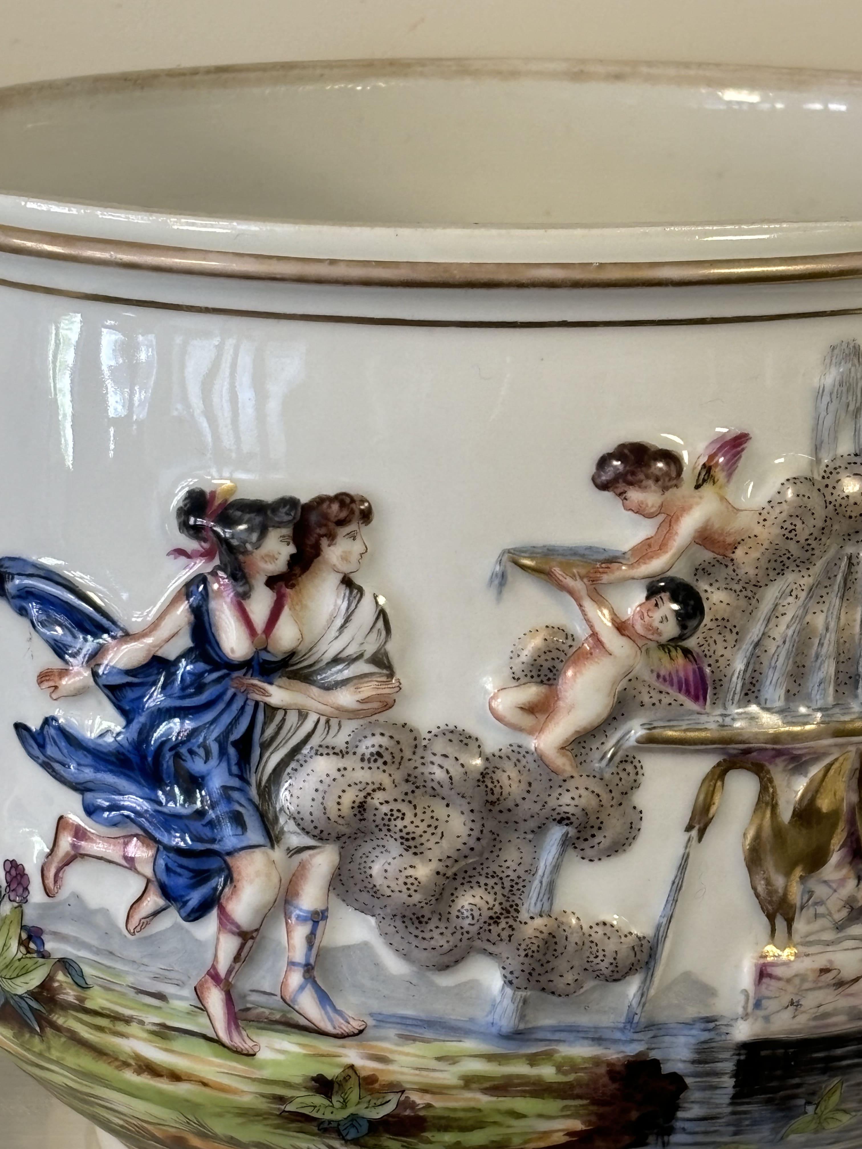 Exceptionnelle paire de cache-pots polychromes de Capodimonte du XIXe siècle en vente 6