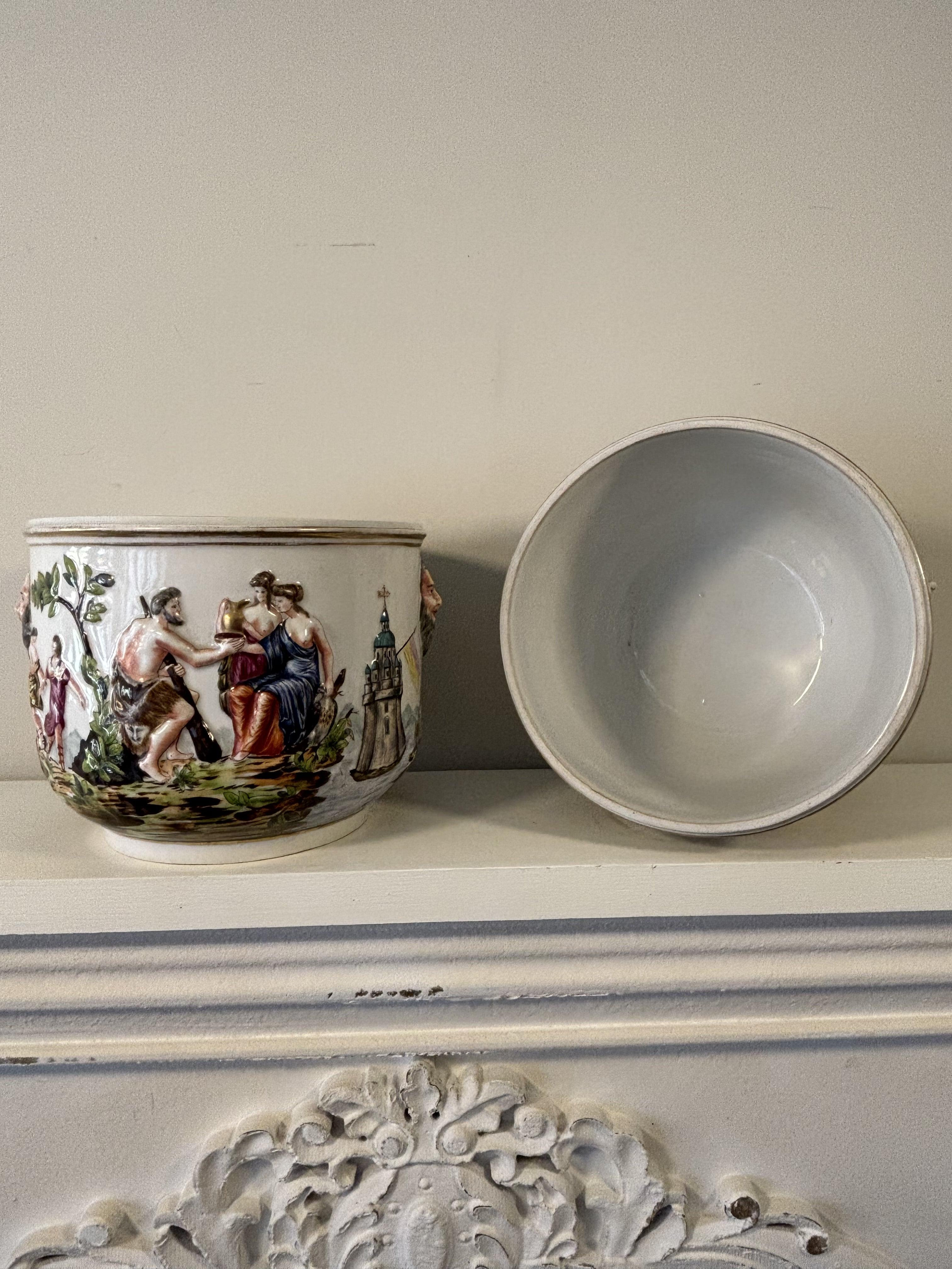Exceptionnelle paire de cache-pots polychromes de Capodimonte du XIXe siècle en vente 10