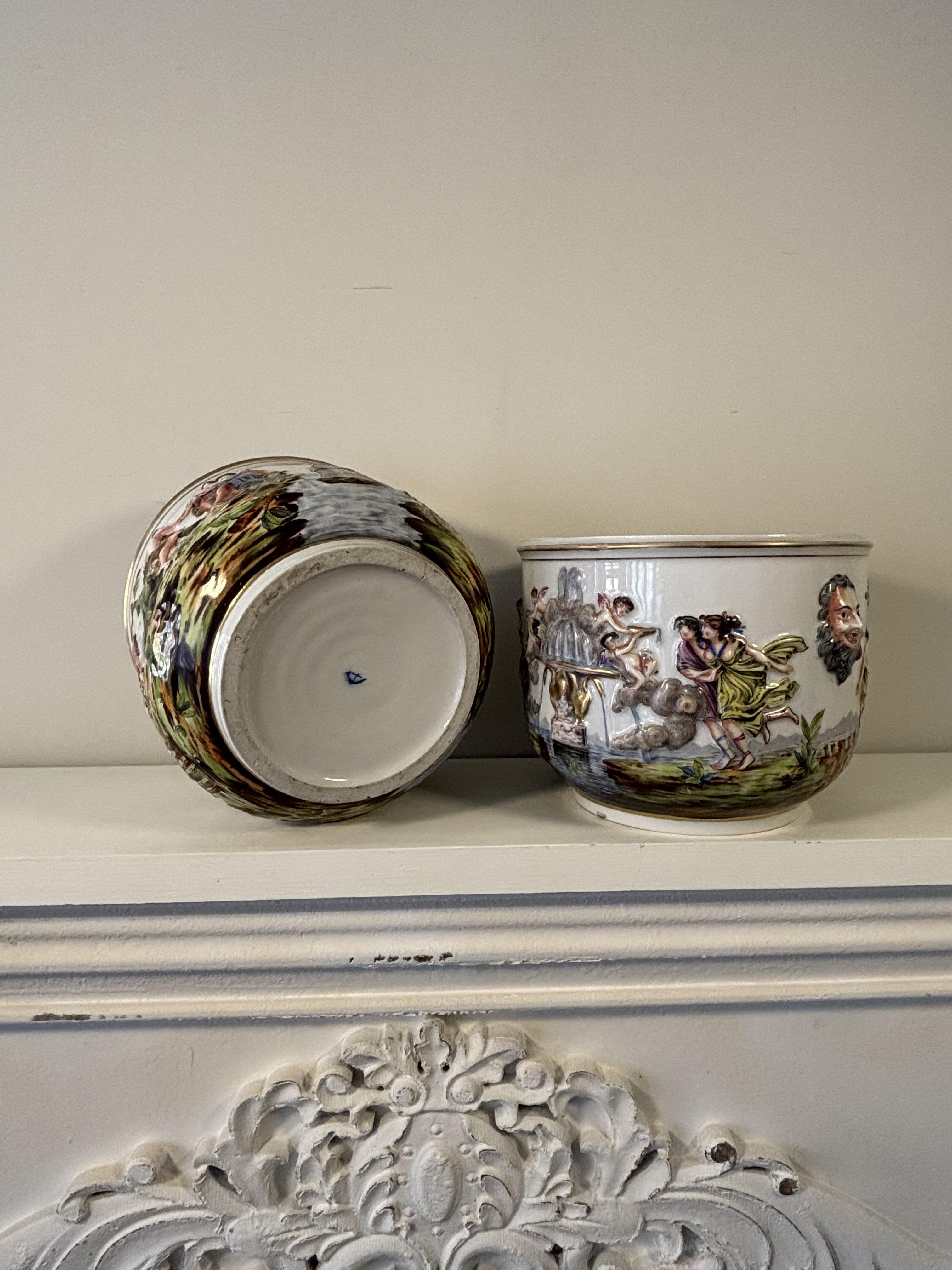 Exceptionnelle paire de cache-pots polychromes de Capodimonte du XIXe siècle en vente 11