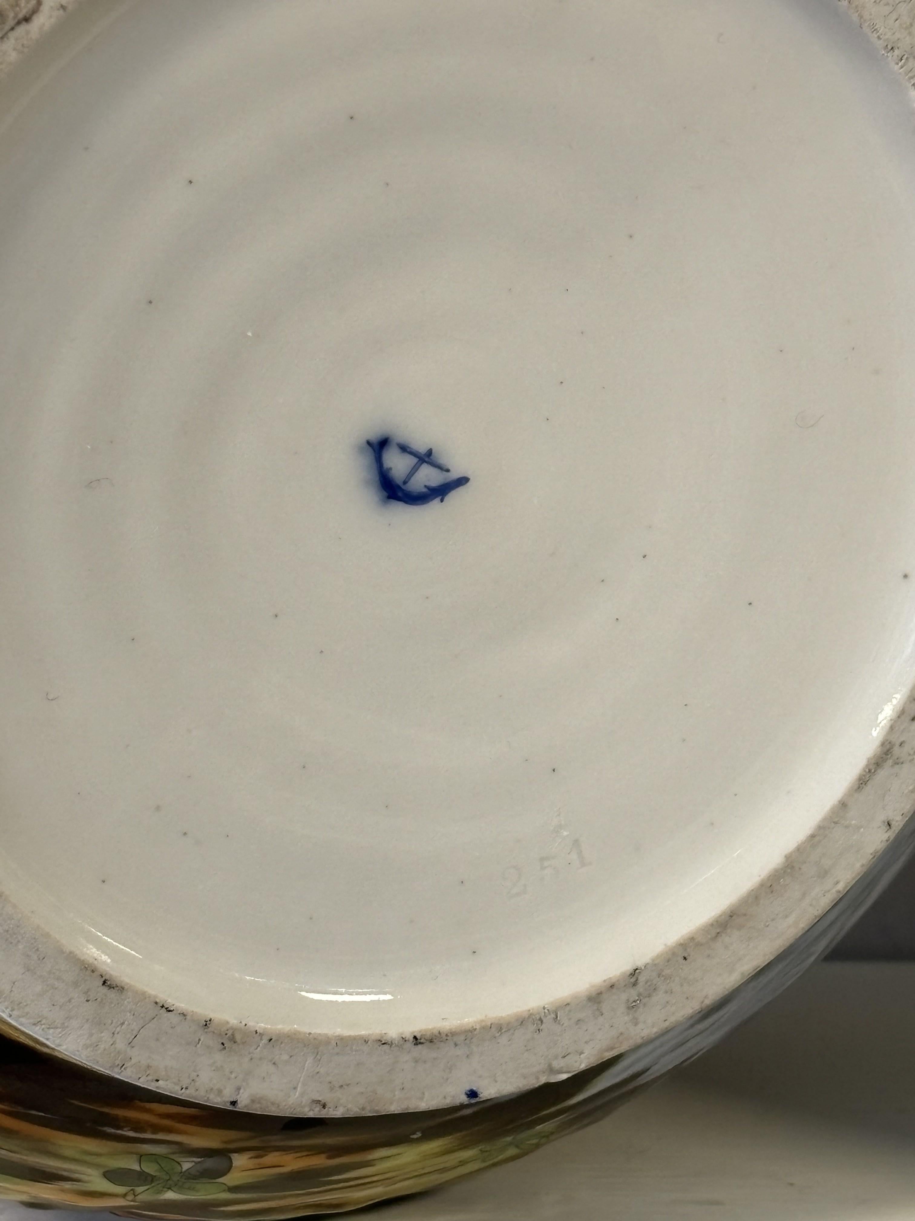 Exceptionnelle paire de cache-pots polychromes de Capodimonte du XIXe siècle en vente 12