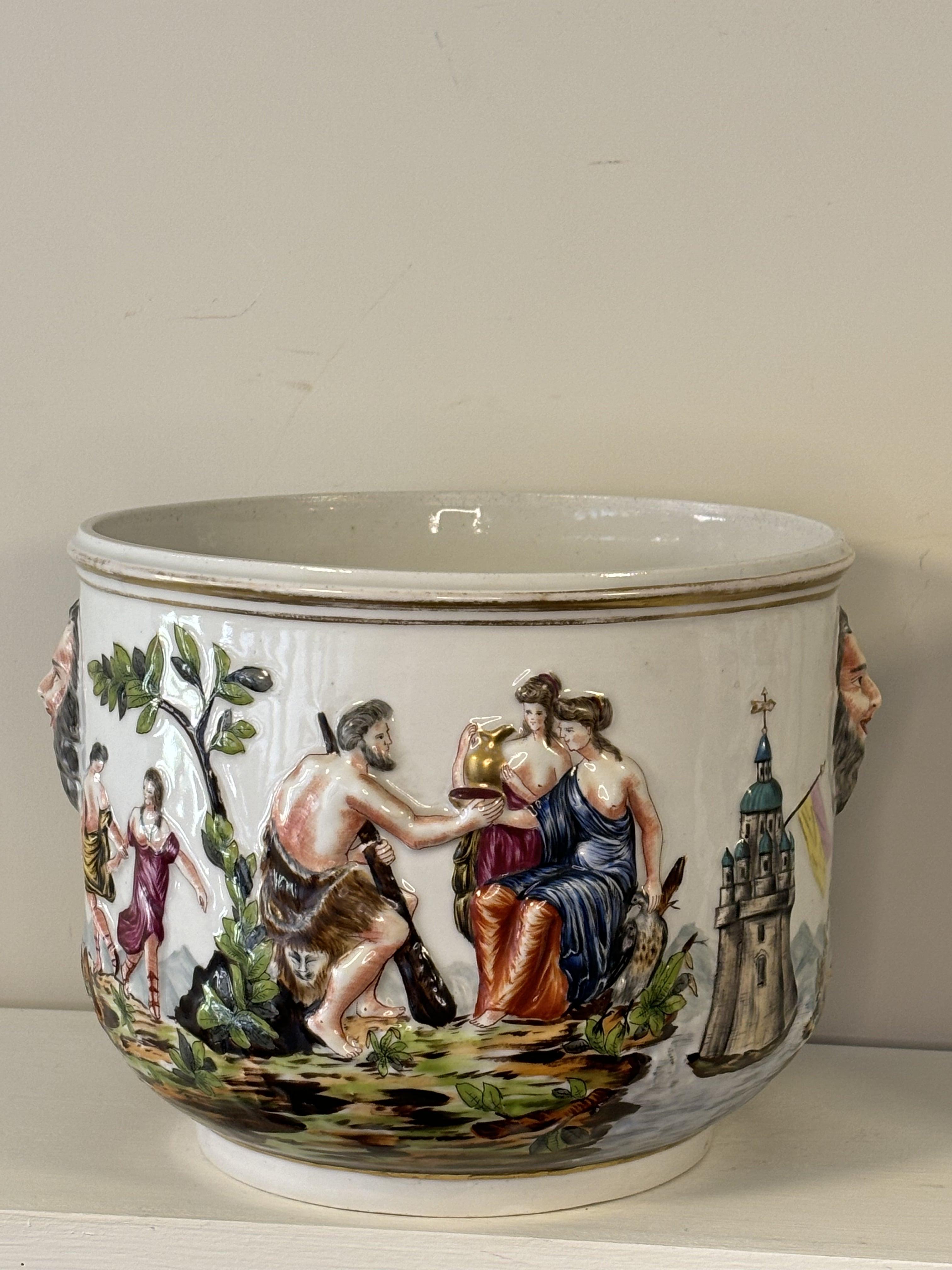 Exceptionnelle paire de jardinières en porcelaine émaillée polychrome du XIXe siècle à décor tournant en léger relief de scènes antiques, fontaine, château et rivière. 
Découvrez cette exceptionnelle paire de cache-pots Ernst Bohne & Söhne,