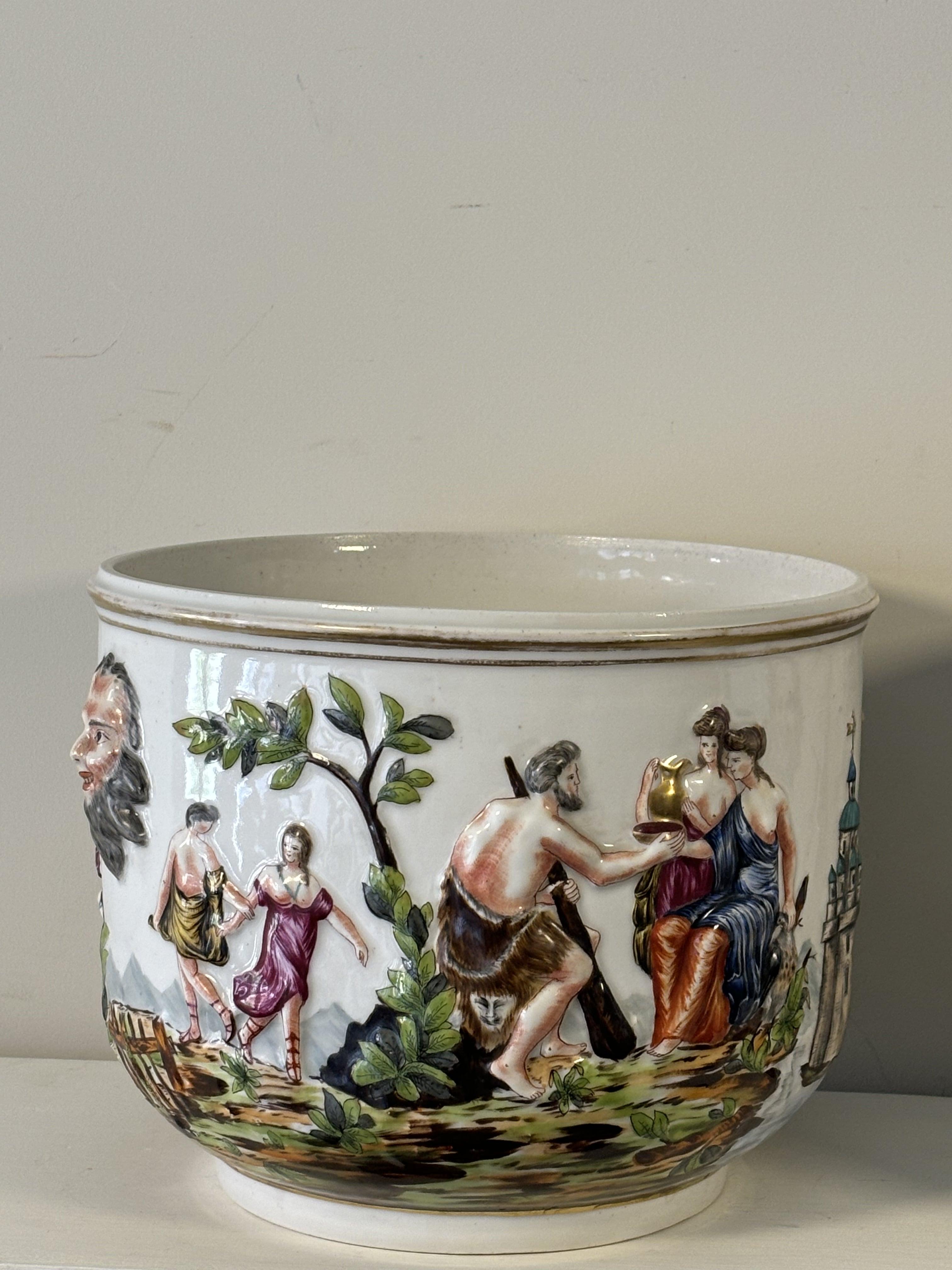 Exceptionnelle paire de cache-pots polychromes de Capodimonte du XIXe siècle Bon état - En vente à RUEIL-MALMAISON, FR