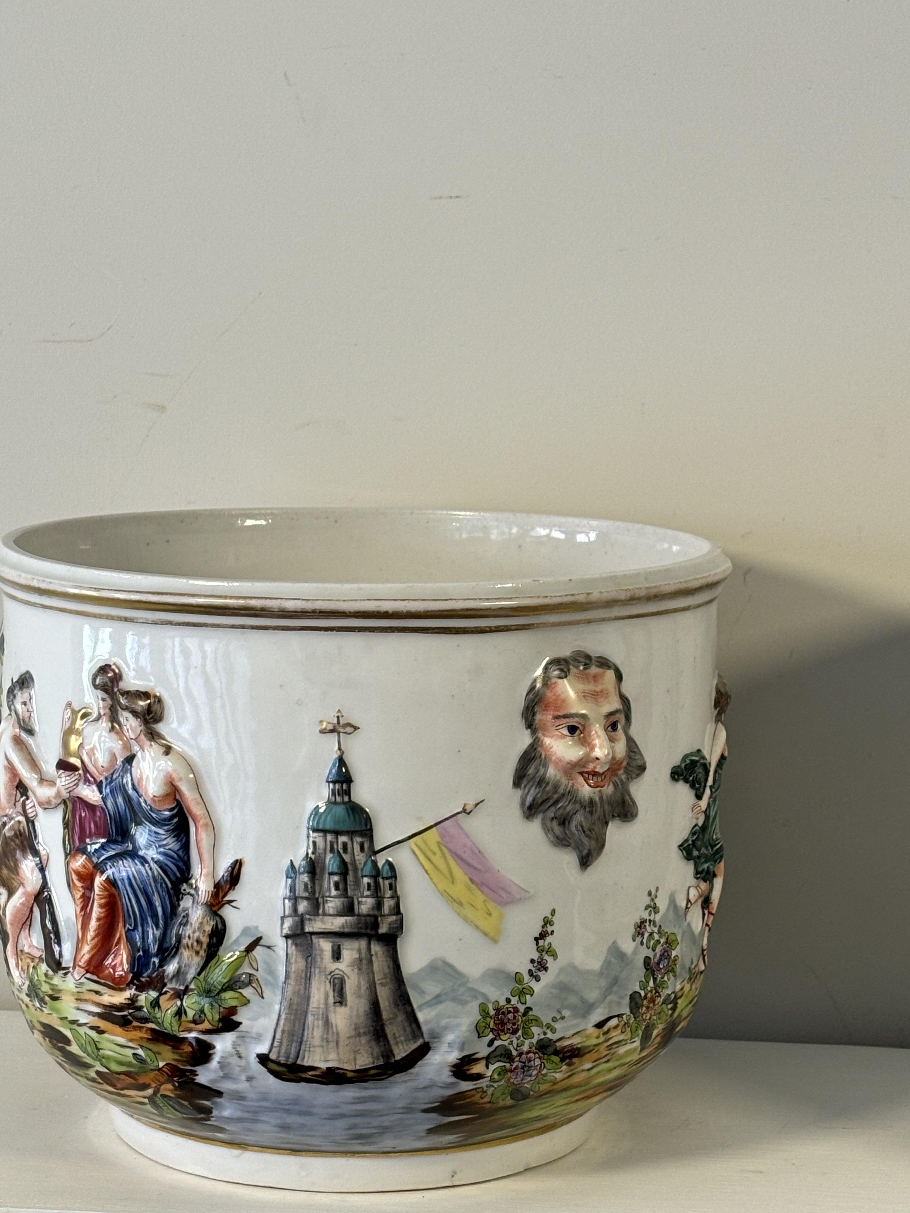 Porcelaine Exceptionnelle paire de cache-pots polychromes de Capodimonte du XIXe siècle en vente