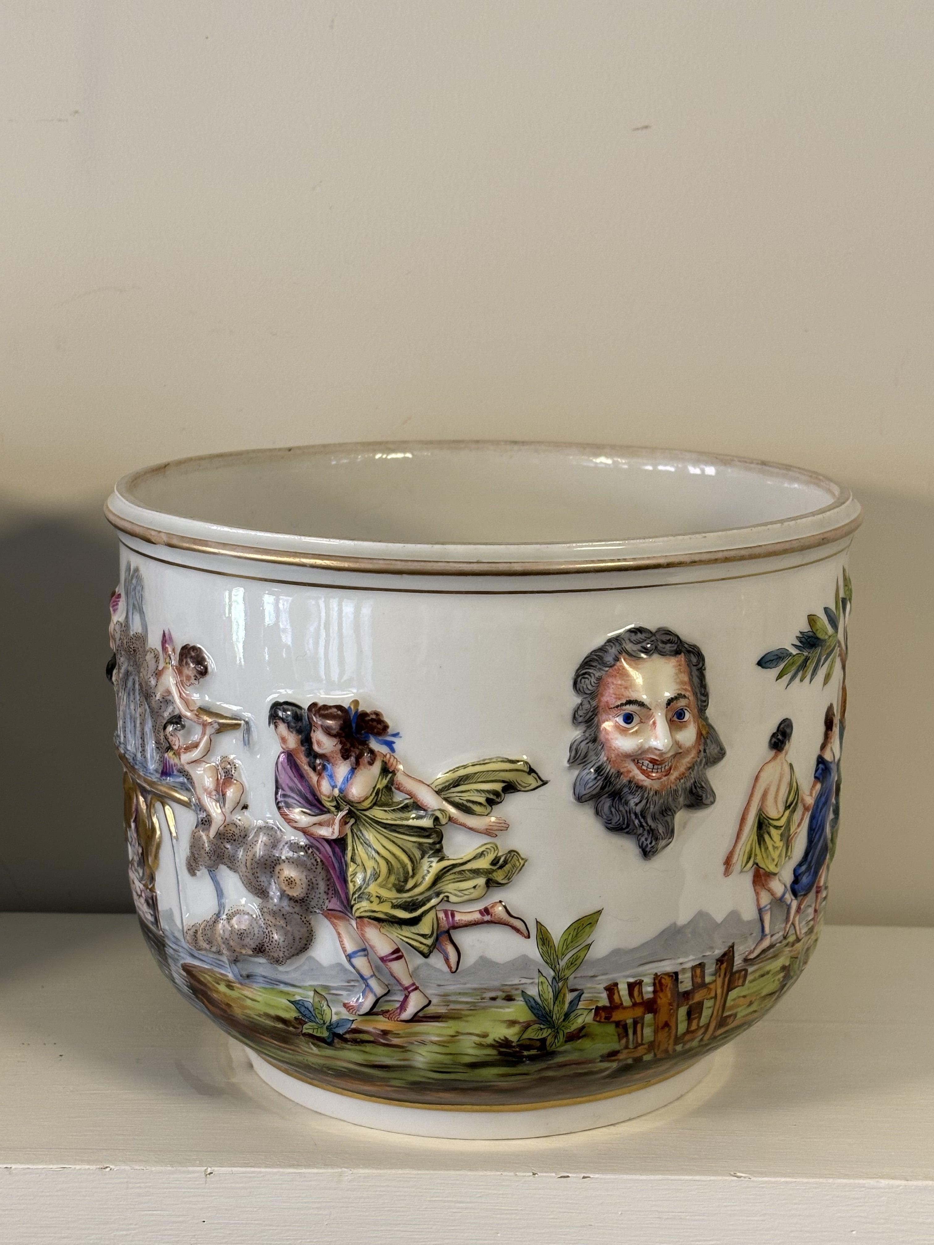 Exceptionnelle paire de cache-pots polychromes de Capodimonte du XIXe siècle en vente 2