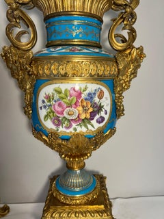 Exceptionnelle paire d'urnes en porcelaine Bleu Céleste de style Sèvres du 19ème siècle.