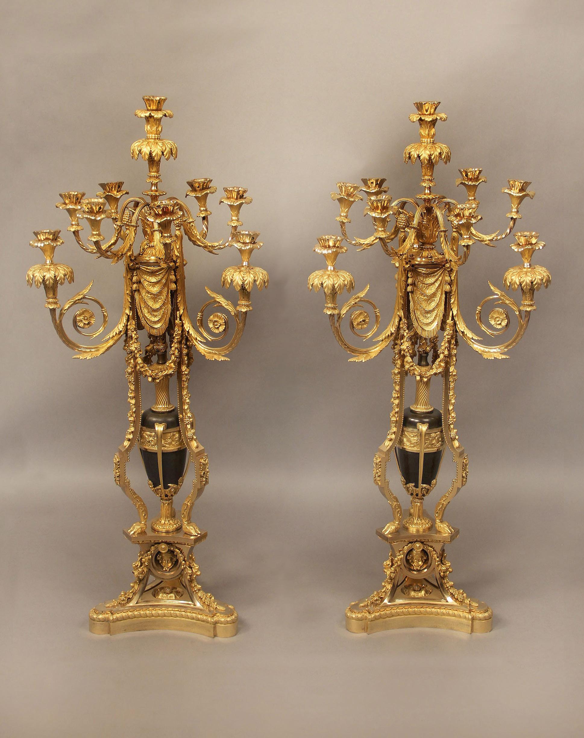 Excepcional pareja de candelabros de diez luces de bronce dorado y esmalte Napoleón III de finales del siglo XIX

Atribuido a Maison Beurdeley

Las ramas de diez velas de diseño foliado con goterones de hojas, centradas con un jarrón esmaltado y una