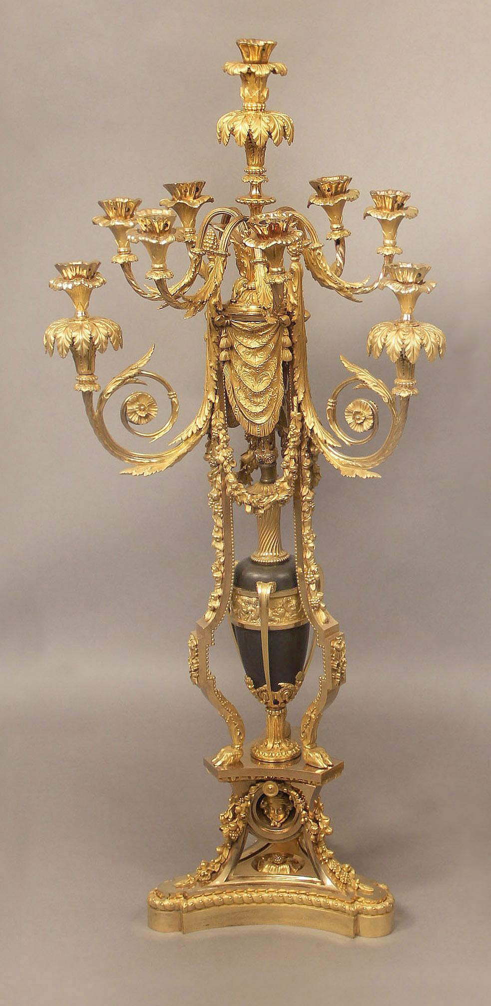 Excepcional pareja de candelabros de bronce dorado y esmalte del siglo XIX Belle Époque en venta