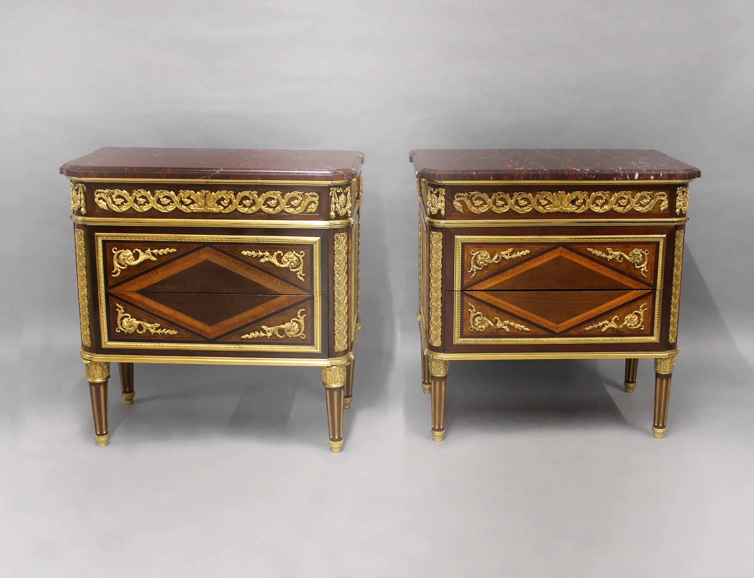Ein außergewöhnliches Paar von vergoldeter Bronze montiert Louis XVI-Stil Kommoden/Nachtstühle von Maison Millet aus dem späten 19.

Theodore Millet nach Jean-Francois Leleu

Die rechteckige Rouge Royal Marmorplatten über einer einzigen Schublade