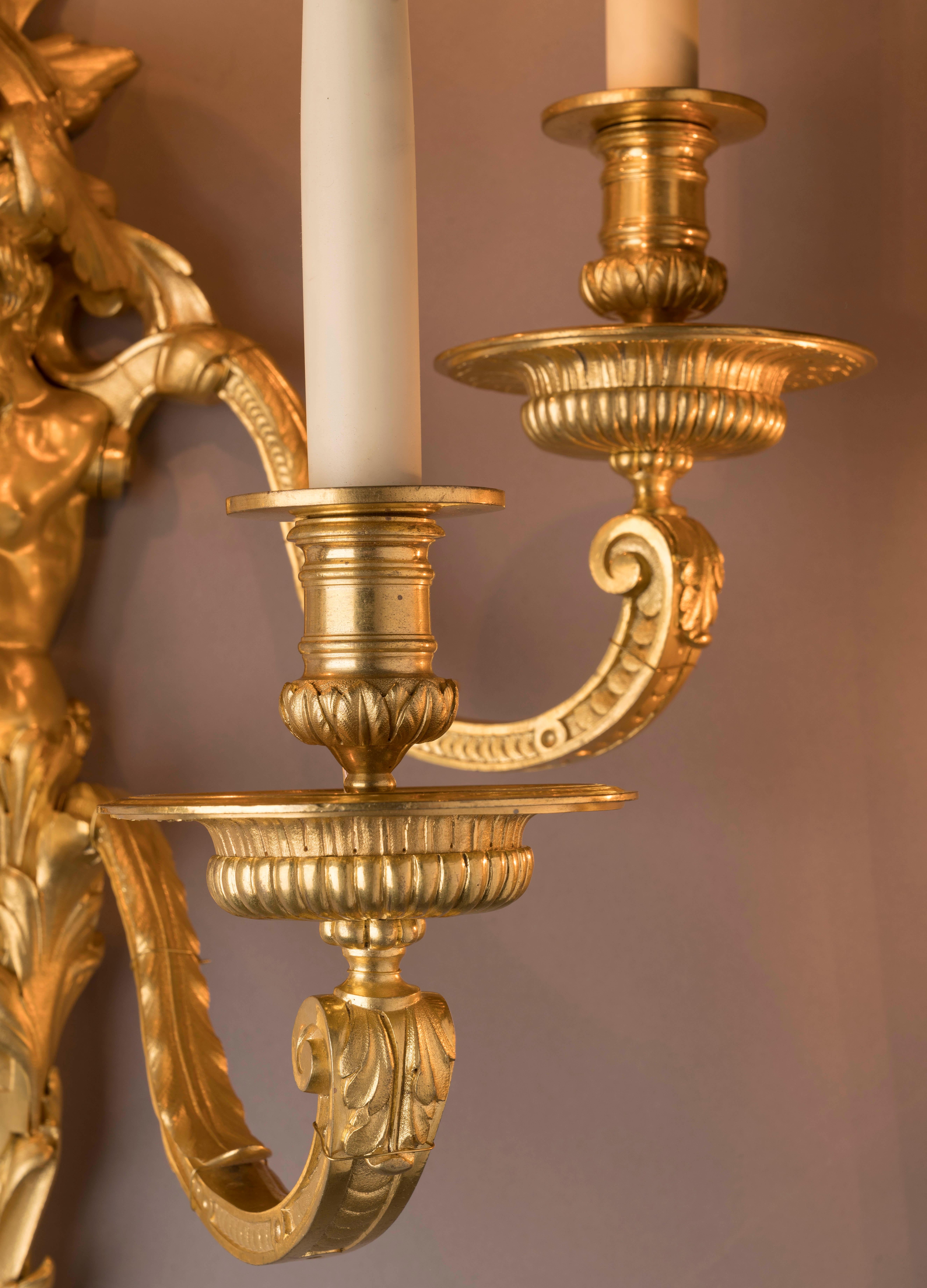 Außergewöhnliches Paar vergoldeter Bronze-Wandapplikationen aus dem 19. Jahrhundert von Henry Dasson (Vergoldet) im Angebot