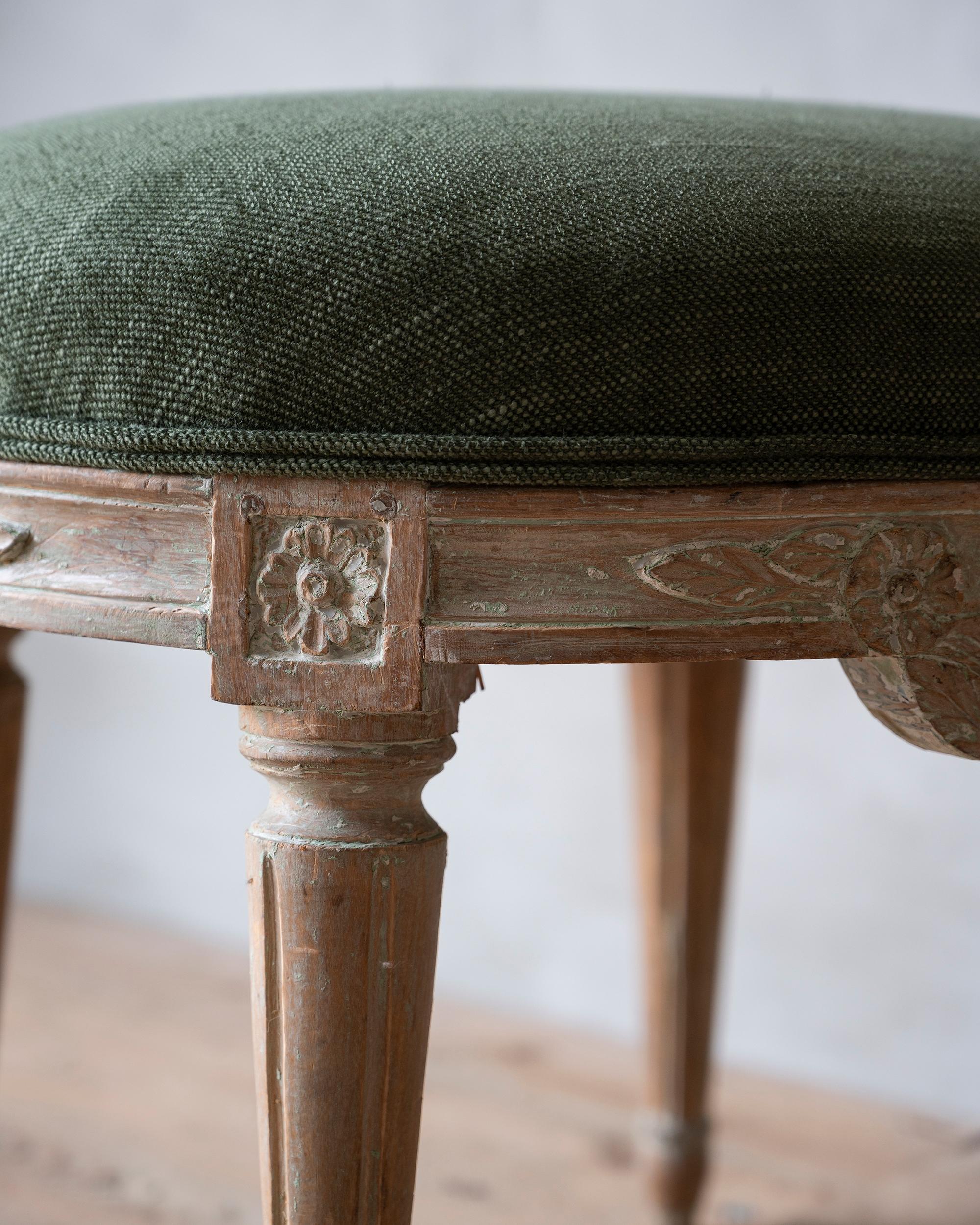 Exceptional pair of 19th Century Gustavian Stools In Good Condition For Sale In Mjöhult, SE