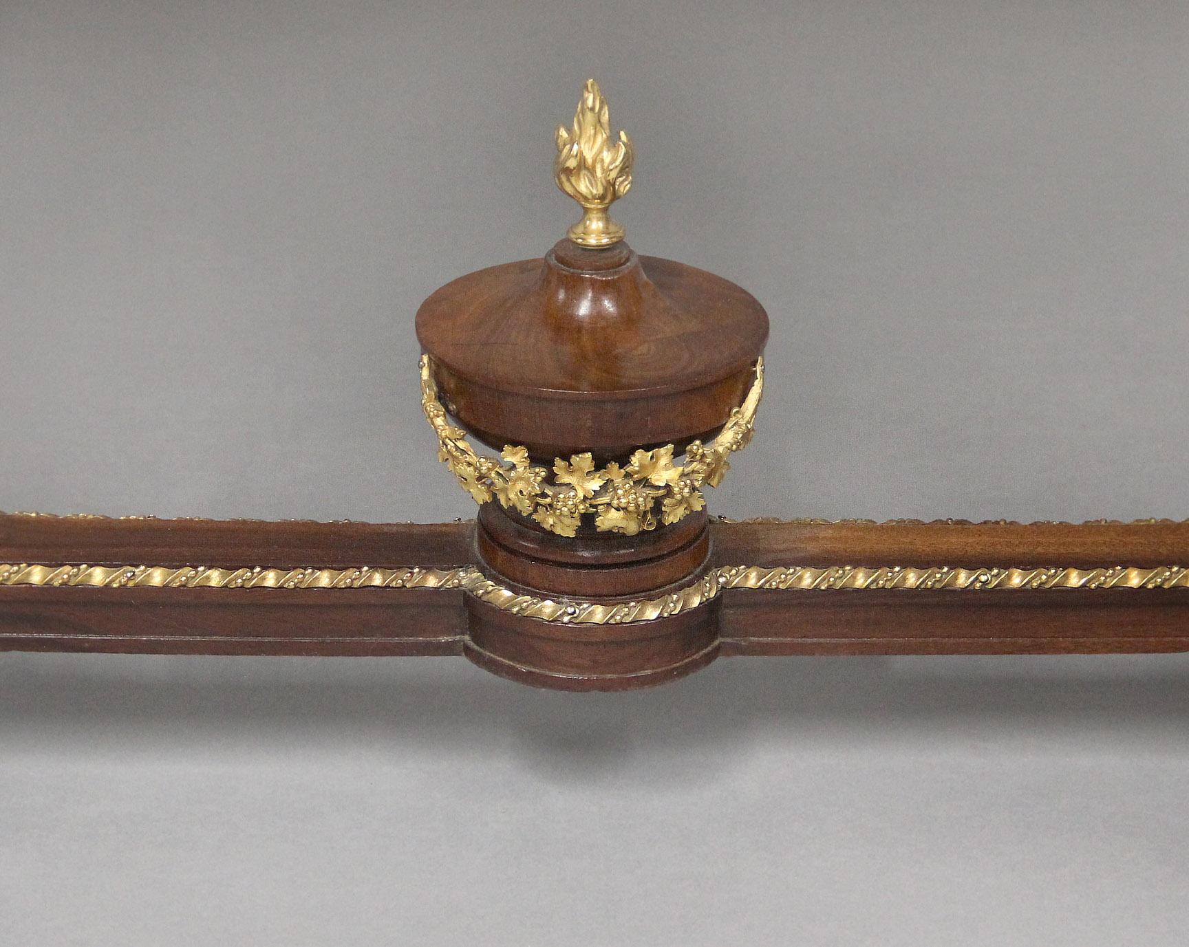 Außergewöhnliches Paar Konsolen aus vergoldeter Bronze im Louis-XVI.-Stil des 19. Jahrhunderts im Angebot 4