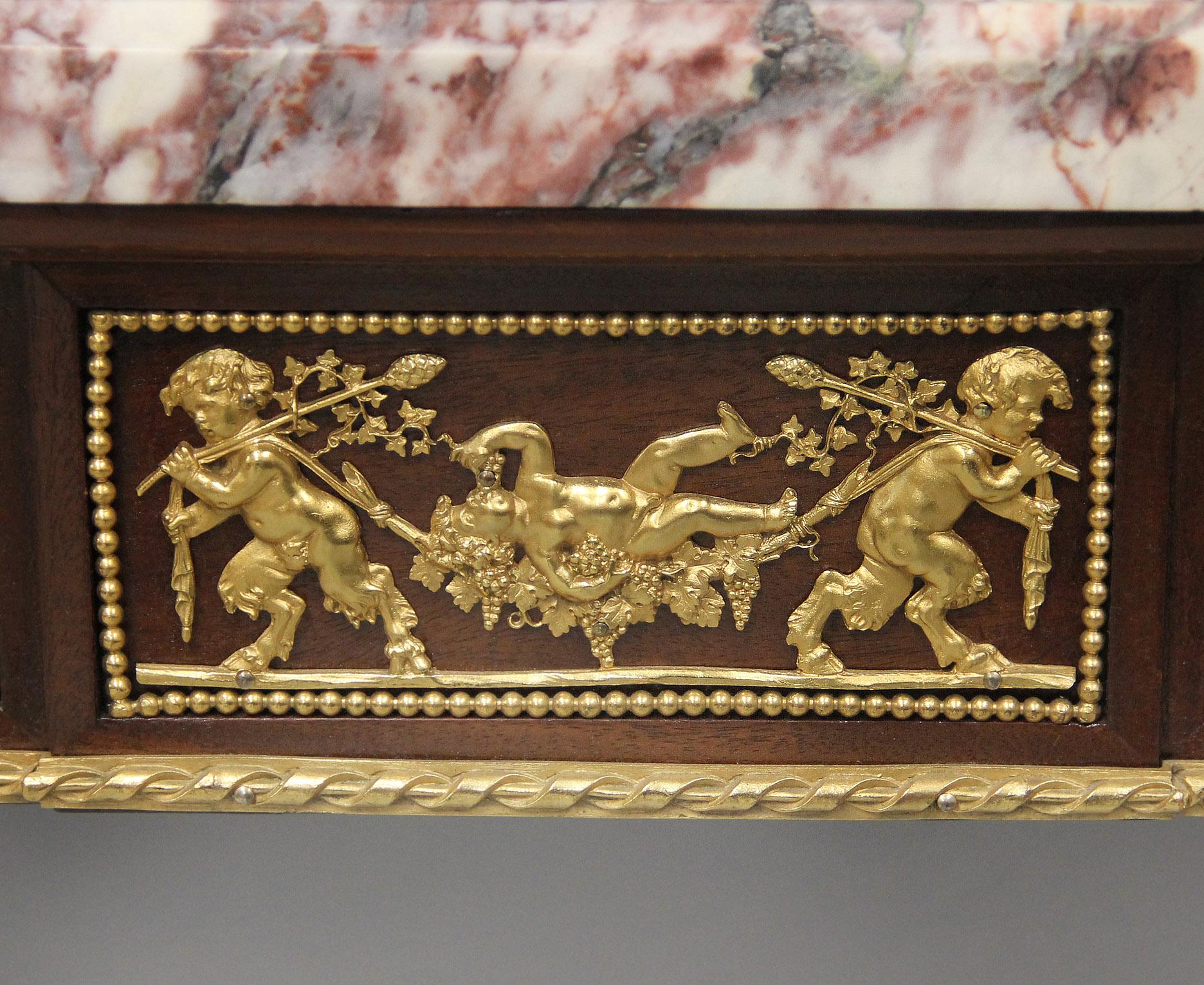 Außergewöhnliches Paar Konsolen aus vergoldeter Bronze im Louis-XVI.-Stil des 19. Jahrhunderts (Vergoldet) im Angebot