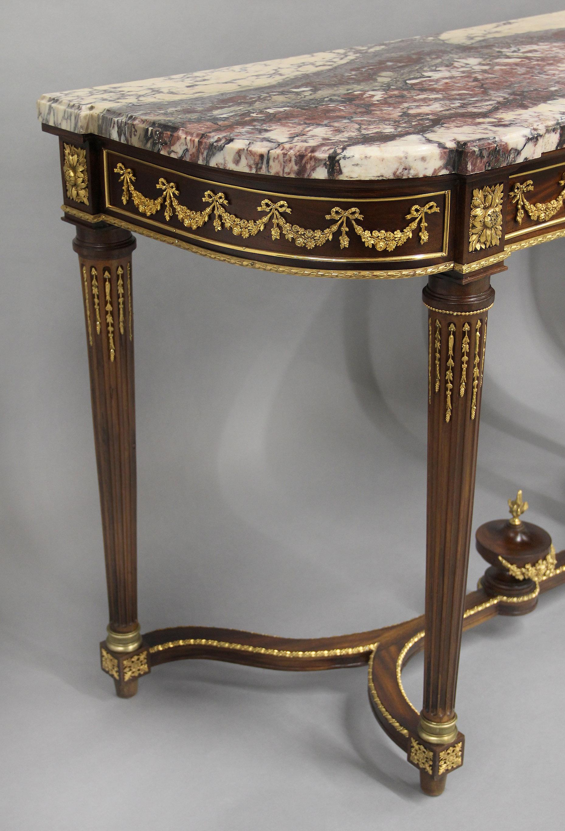 Außergewöhnliches Paar Konsolen aus vergoldeter Bronze im Louis-XVI.-Stil des 19. Jahrhunderts im Angebot 1