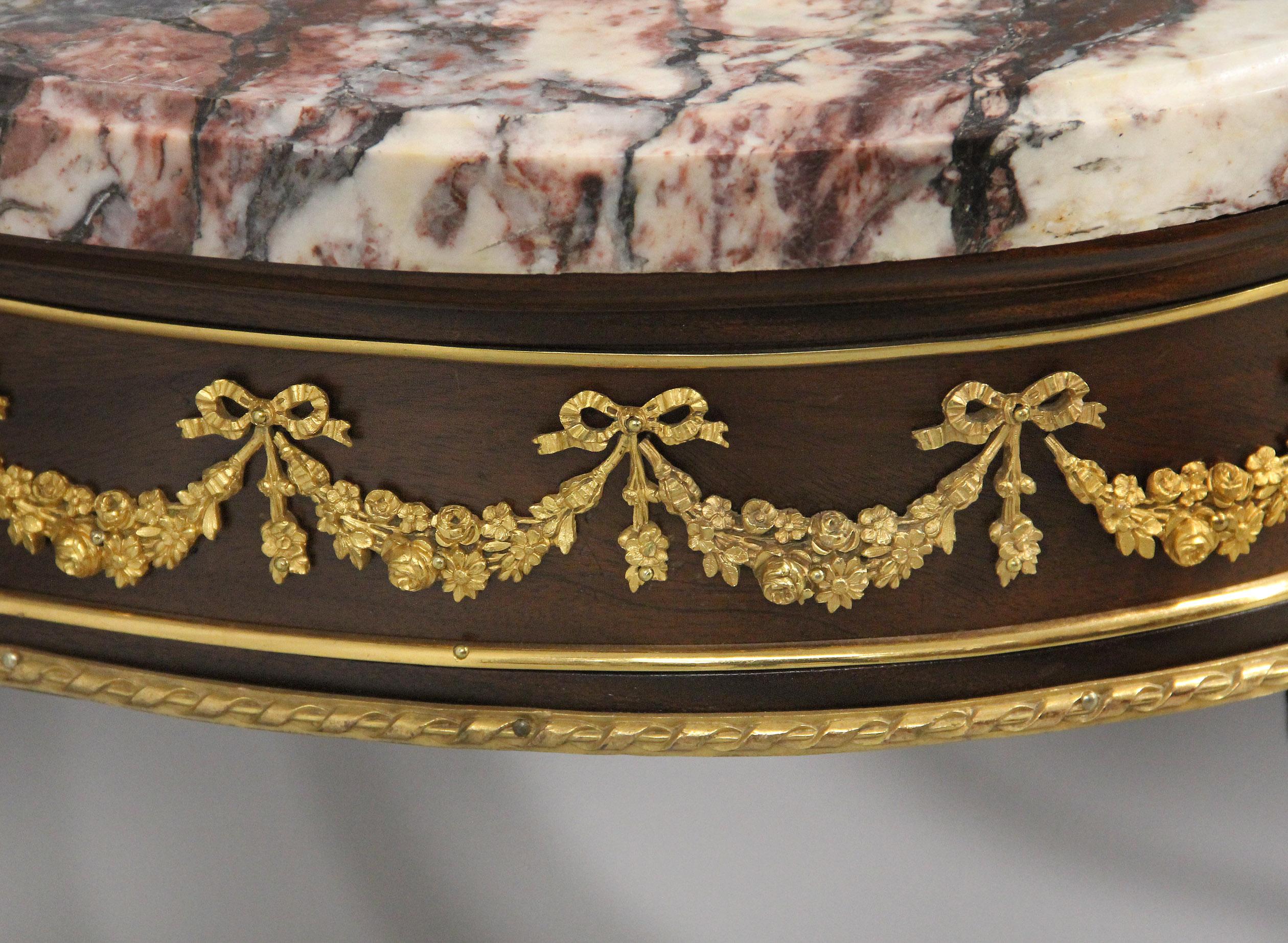 Außergewöhnliches Paar Konsolen aus vergoldeter Bronze im Louis-XVI.-Stil des 19. Jahrhunderts im Angebot 2