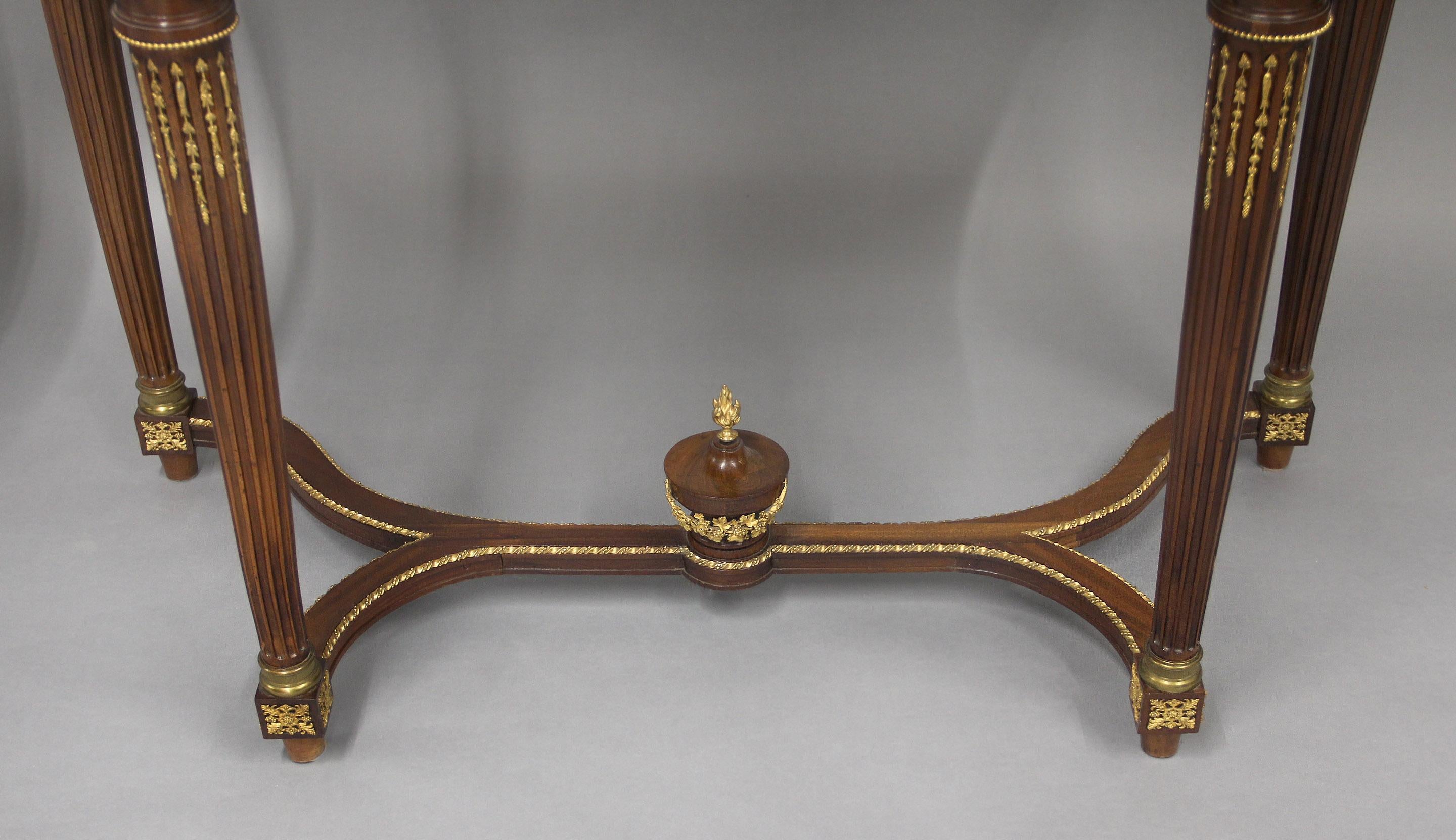 Außergewöhnliches Paar Konsolen aus vergoldeter Bronze im Louis-XVI.-Stil des 19. Jahrhunderts im Angebot 3