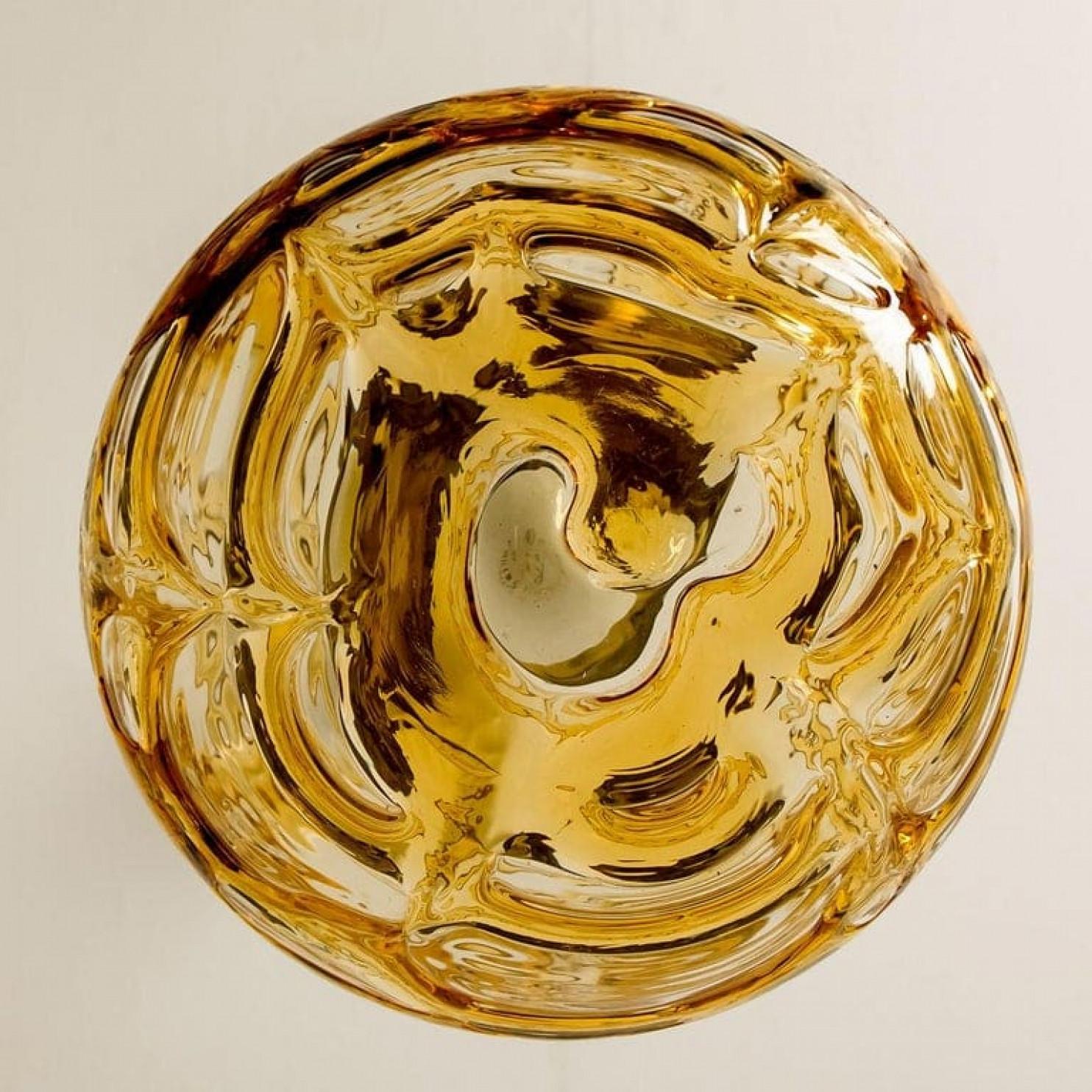 Eccezionale coppia di lampade a sospensione in vetro di Murano color ambra in stile Venini, 1970 in vendita 3