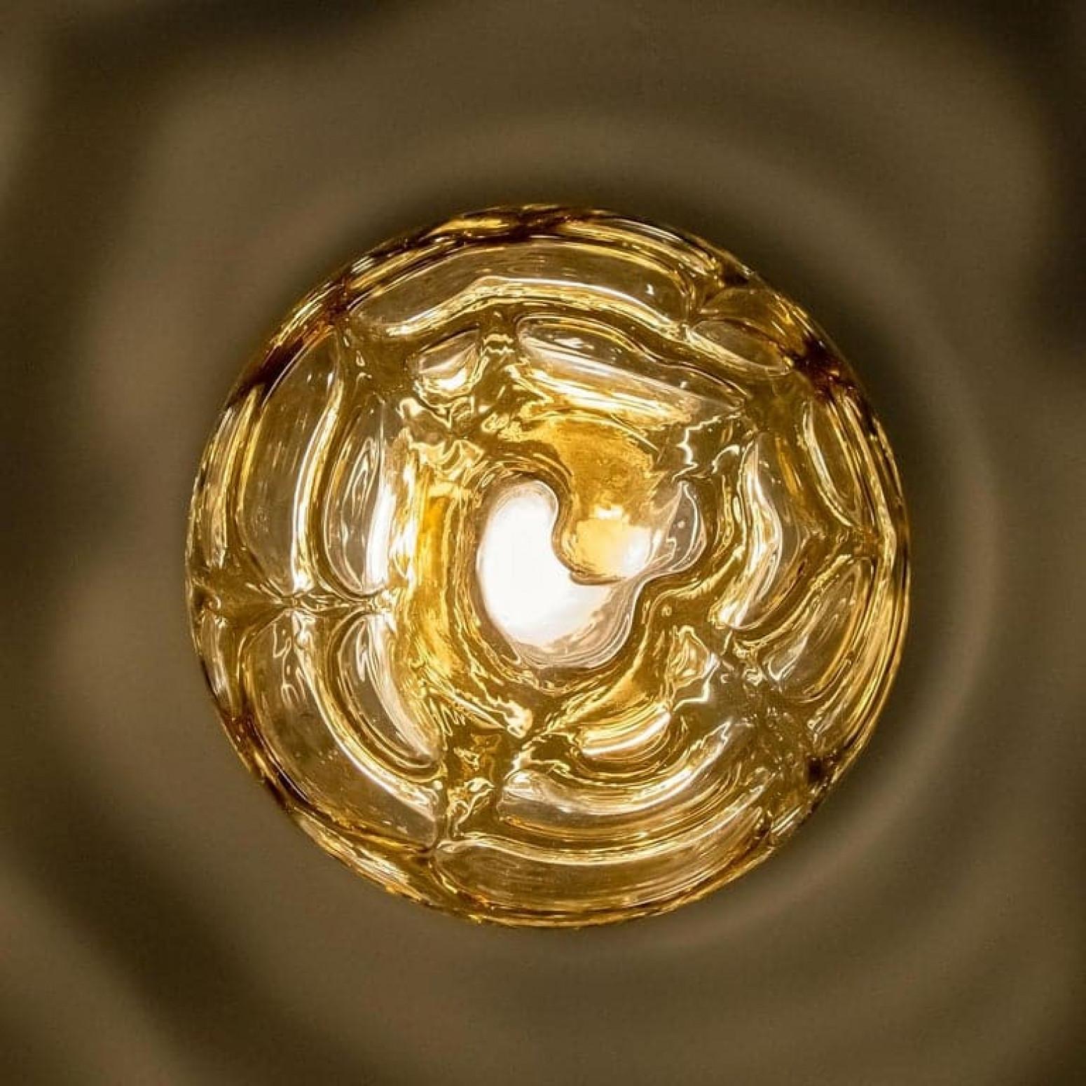 Eccezionale coppia di lampade a sospensione in vetro di Murano color ambra in stile Venini, 1970 in vendita 4