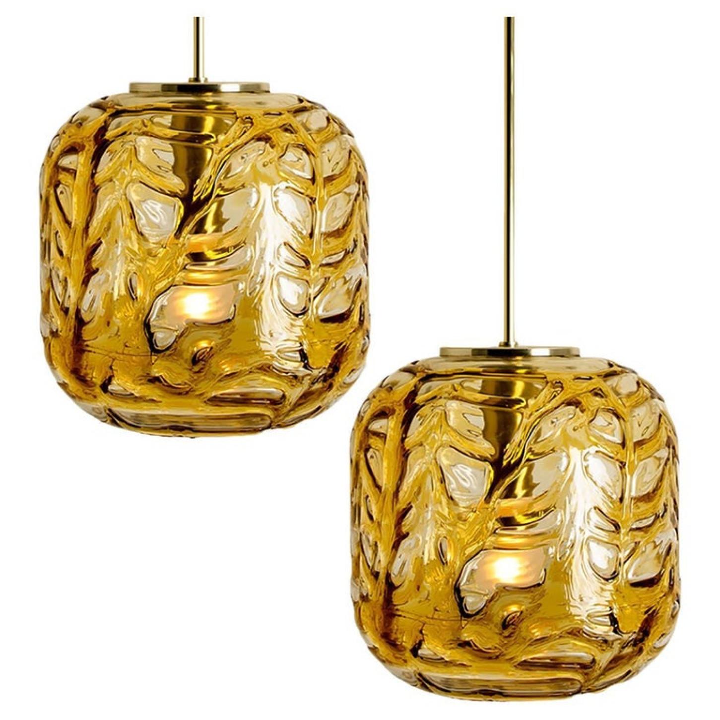Pair of high-end XL Murano pendant lights in the style of Venini, manufactured circa 1960. Real statement pieces. Heavy quality thick Murano crystal glass shade made out of overlay glasses of clear, light amber and dark amber applied in irregular