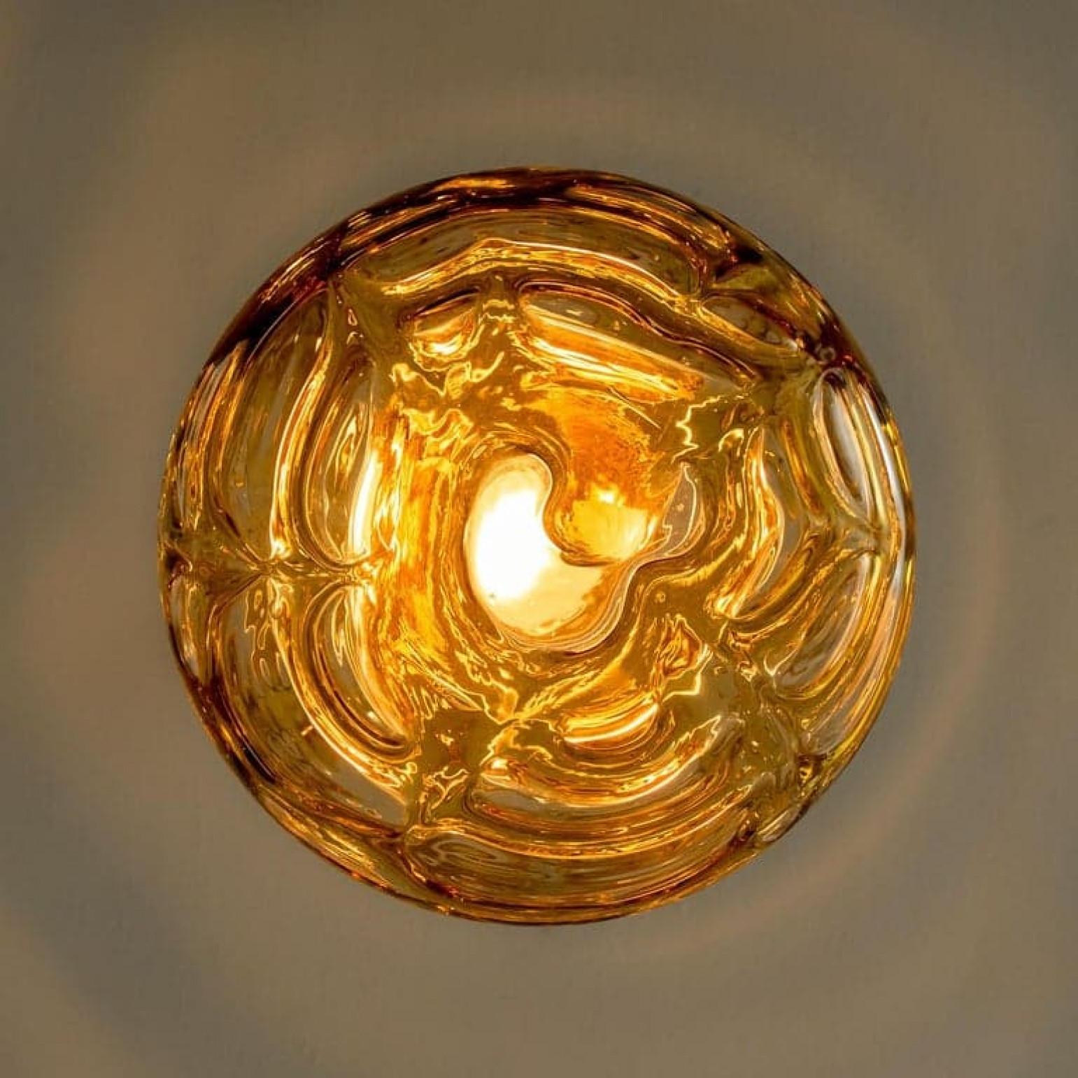 Coppia di lampade a sospensione di Murano XL di alta gamma nello stile di Venini, prodotte nel 1960 circa. Veri e propri pezzi unici. Paralume in cristallo di Murano di grande spessore e qualità, composto da vetri sovrapposti di colore chiaro, ambra