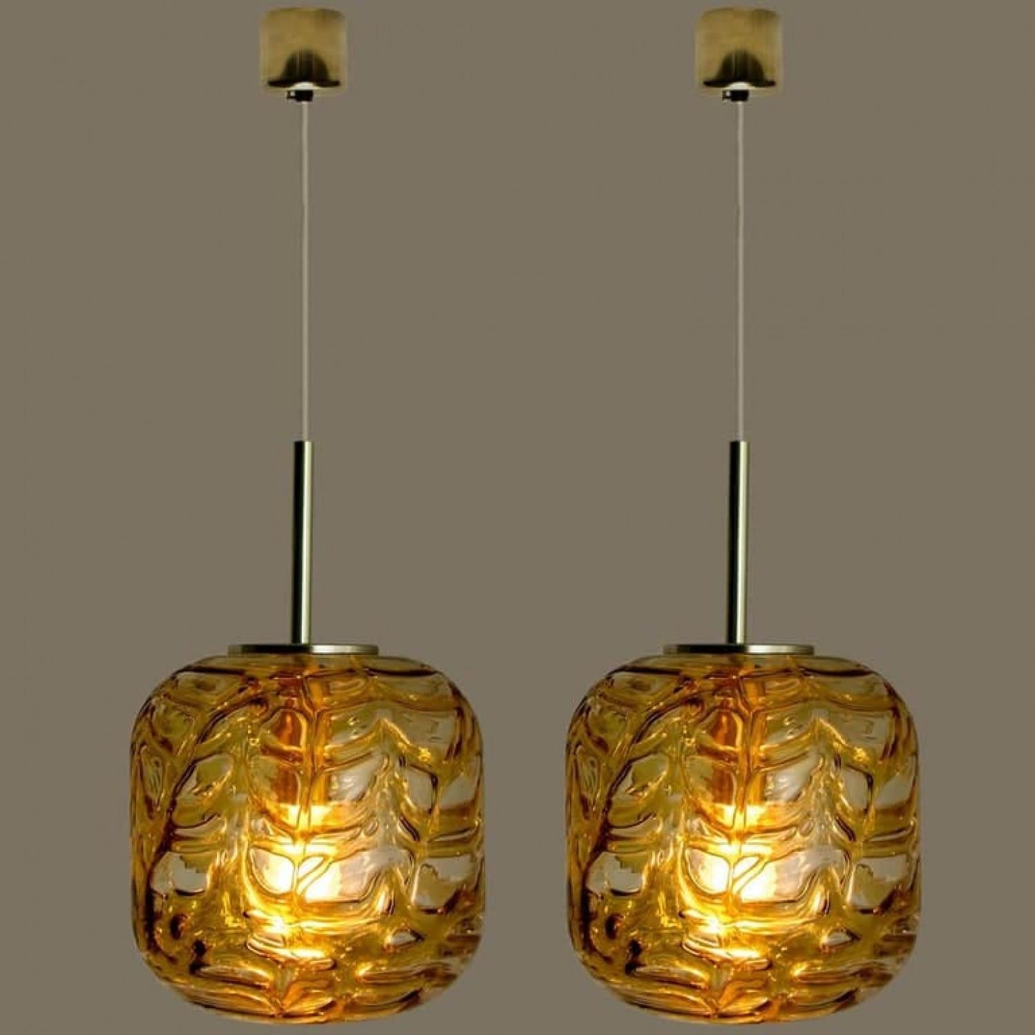 Milieu du XXe siècle Exceptional Pair of Amber Murano Glass Pendant Lights Venini Style, 1970 en vente