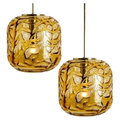 Exceptionnelle paire de lampes à suspension en verre de Murano ambré de style Venini, 1970