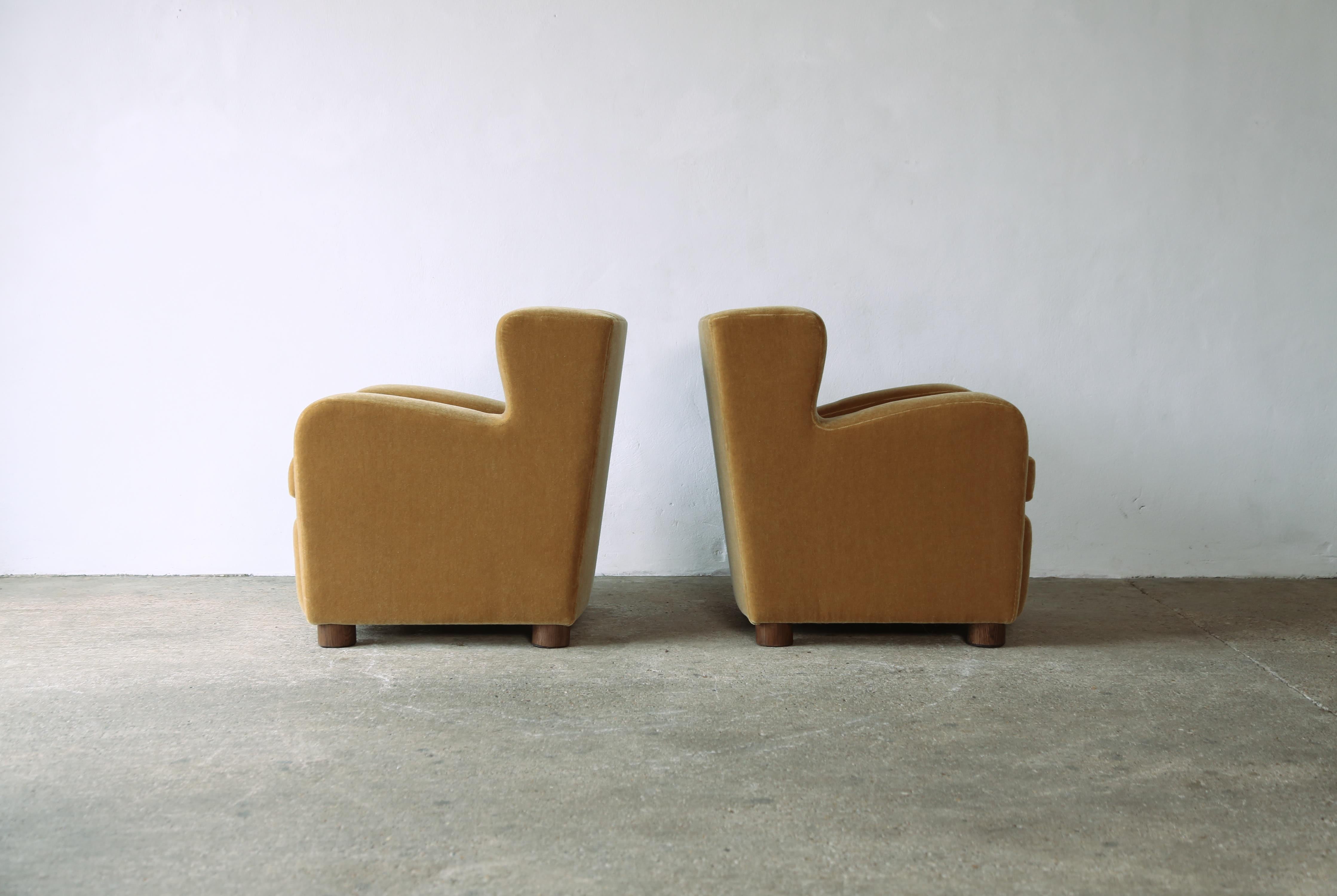 Exceptionnelle paire de fauteuils tapissés en mohair pur en vente 8