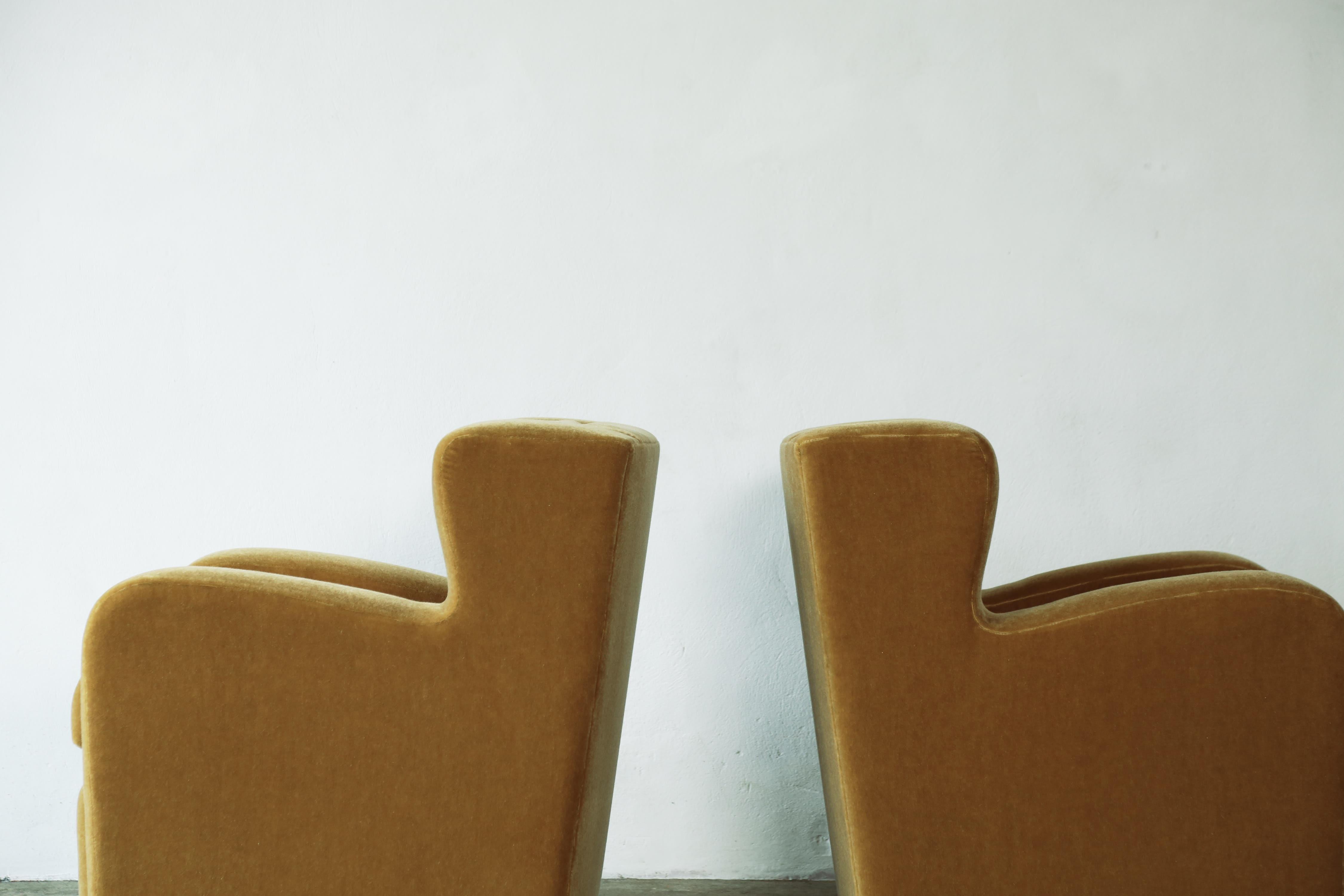 Außergewöhnliches Paar Sessel, gepolstert mit reinem Mohair im Angebot 9