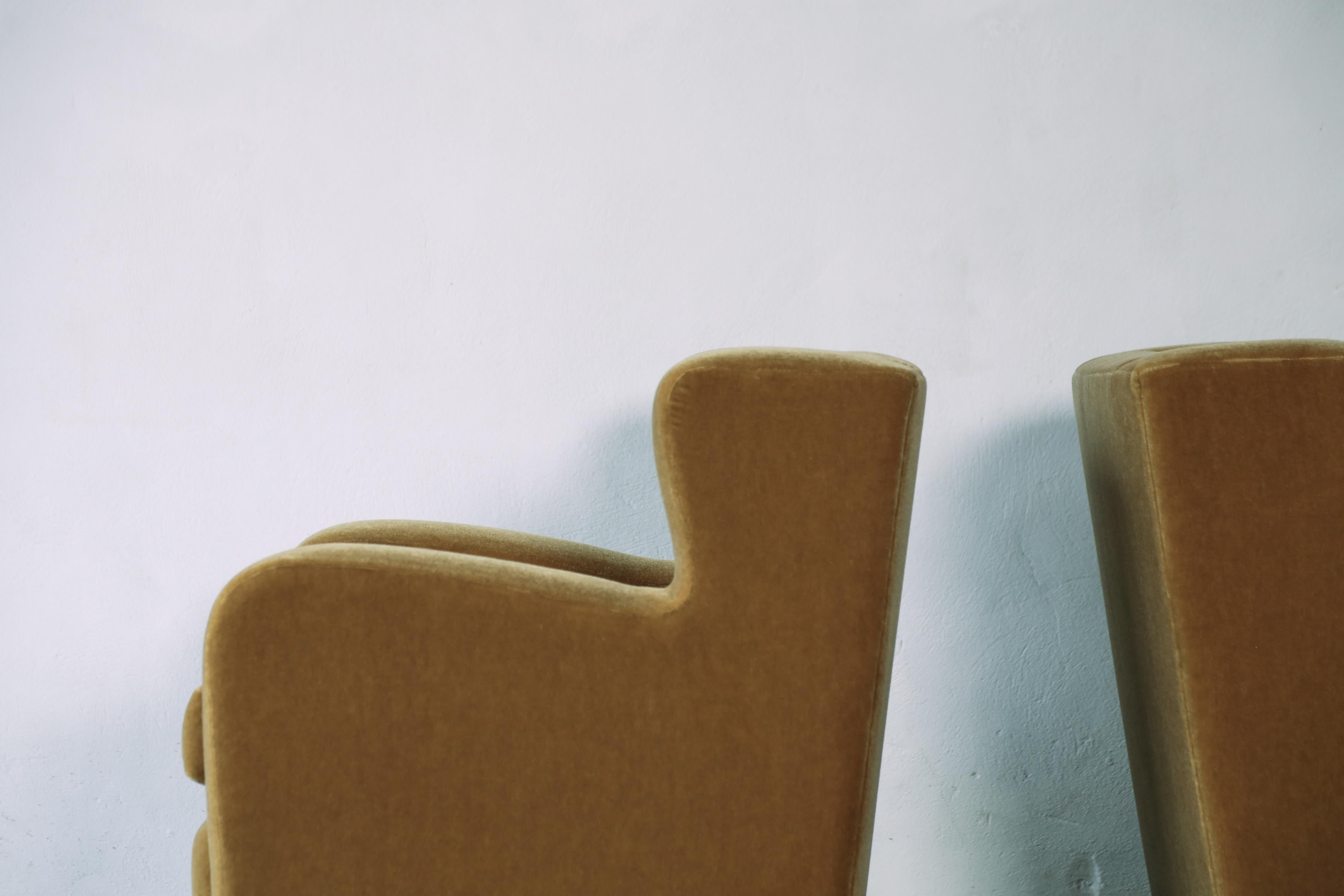 Außergewöhnliches Paar Sessel, gepolstert mit reinem Mohair im Angebot 10