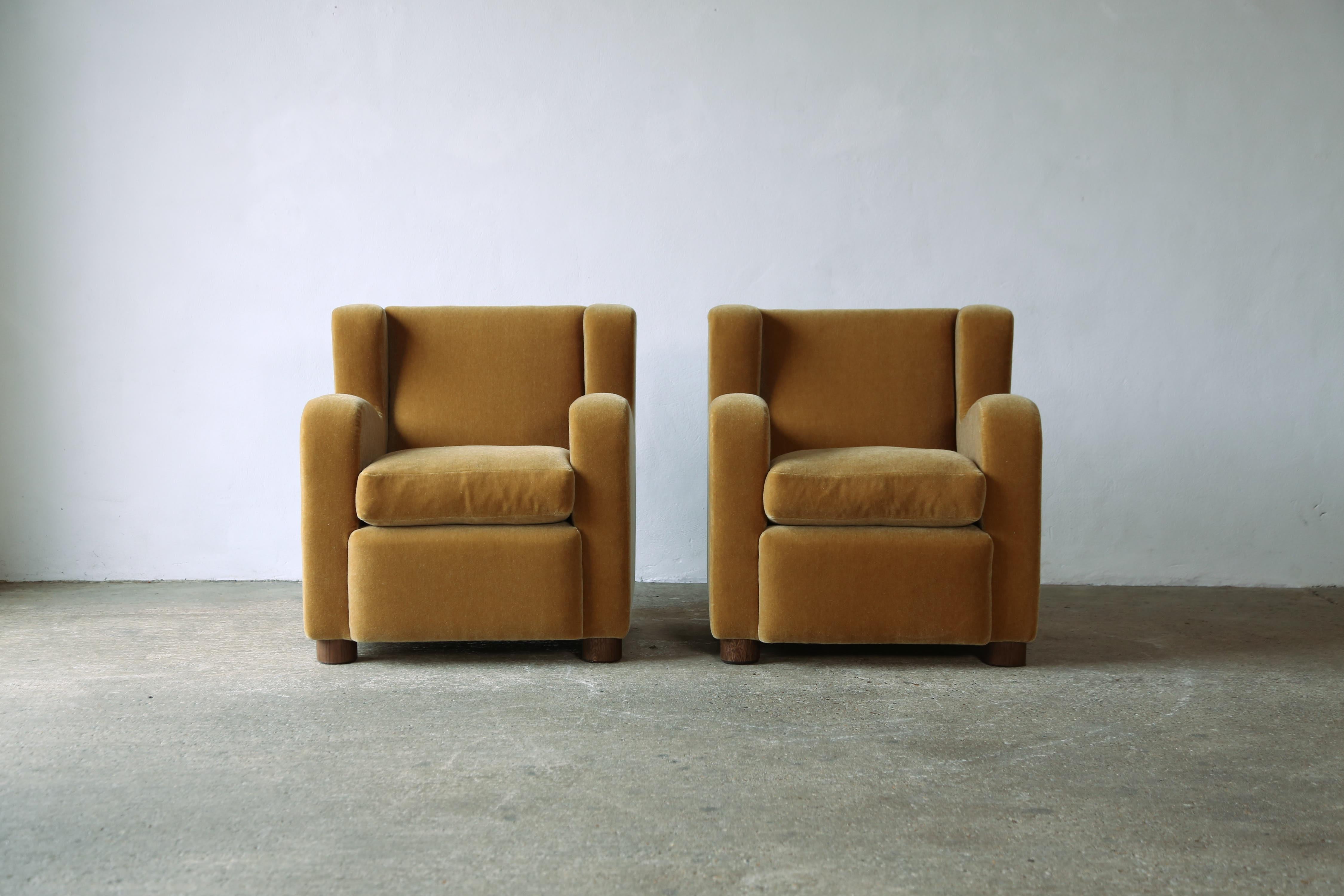 Britannique Exceptionnelle paire de fauteuils tapissés en mohair pur en vente