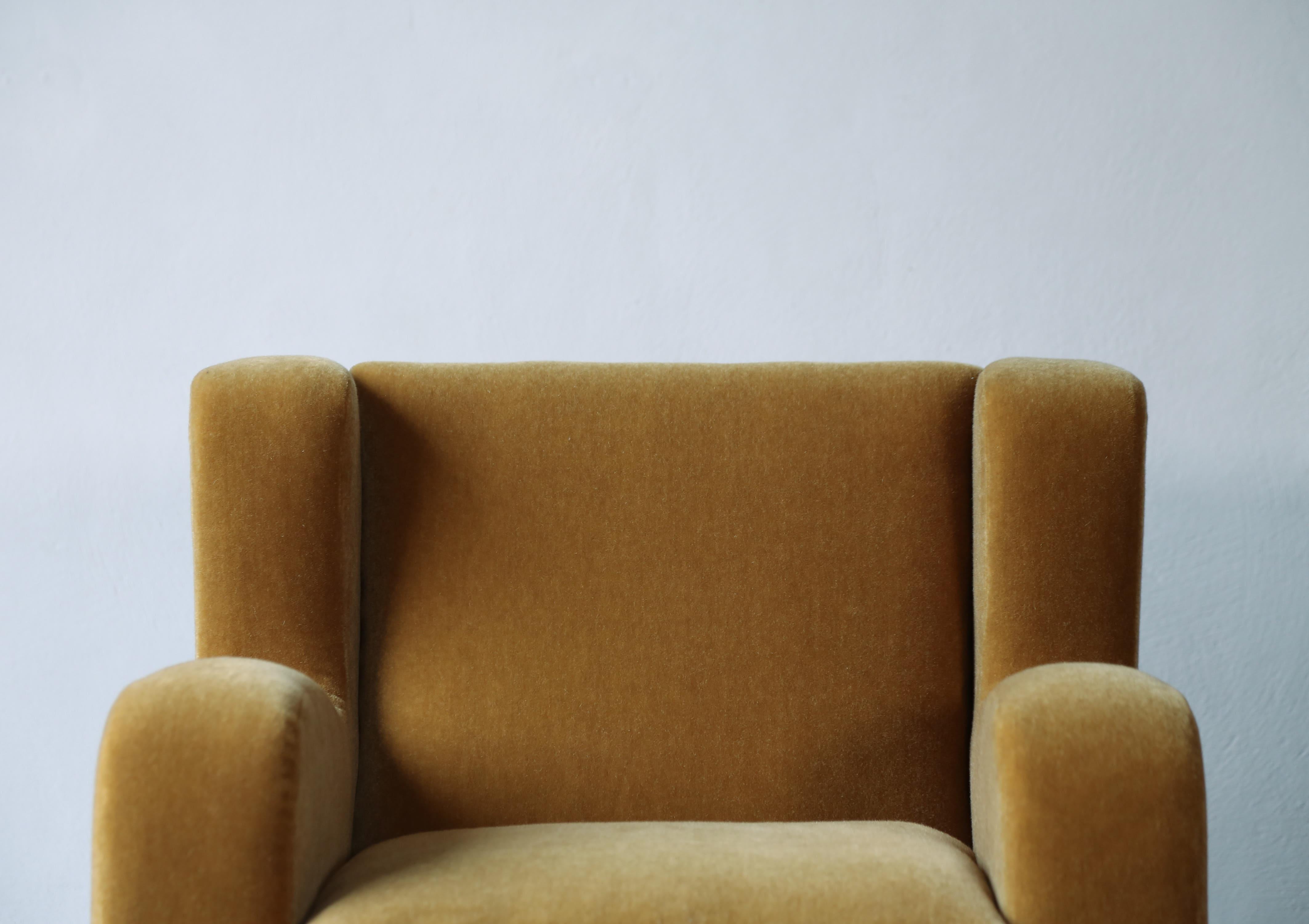 Hêtre Exceptionnelle paire de fauteuils tapissés en mohair pur en vente