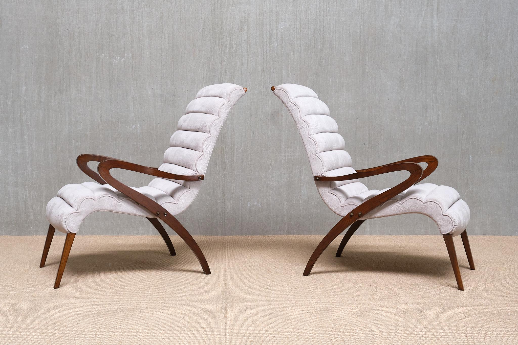 Cette paire de fauteuils exceptionnelle a été fabriquée dans un atelier d'ébénisterie en Italie dans les années 1940. La conception est attribuée à l'architecte et designer Carlo Enrico Ravas. Le haut niveau d'exécution et la qualité sculpturale
