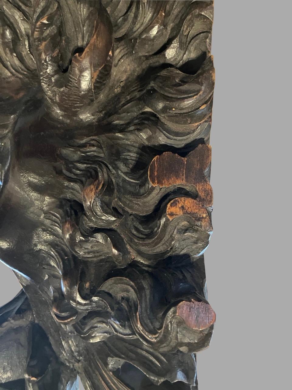 Exceptionnelle paire de supports muraux sculptés avec visages mythologiques en vente 3