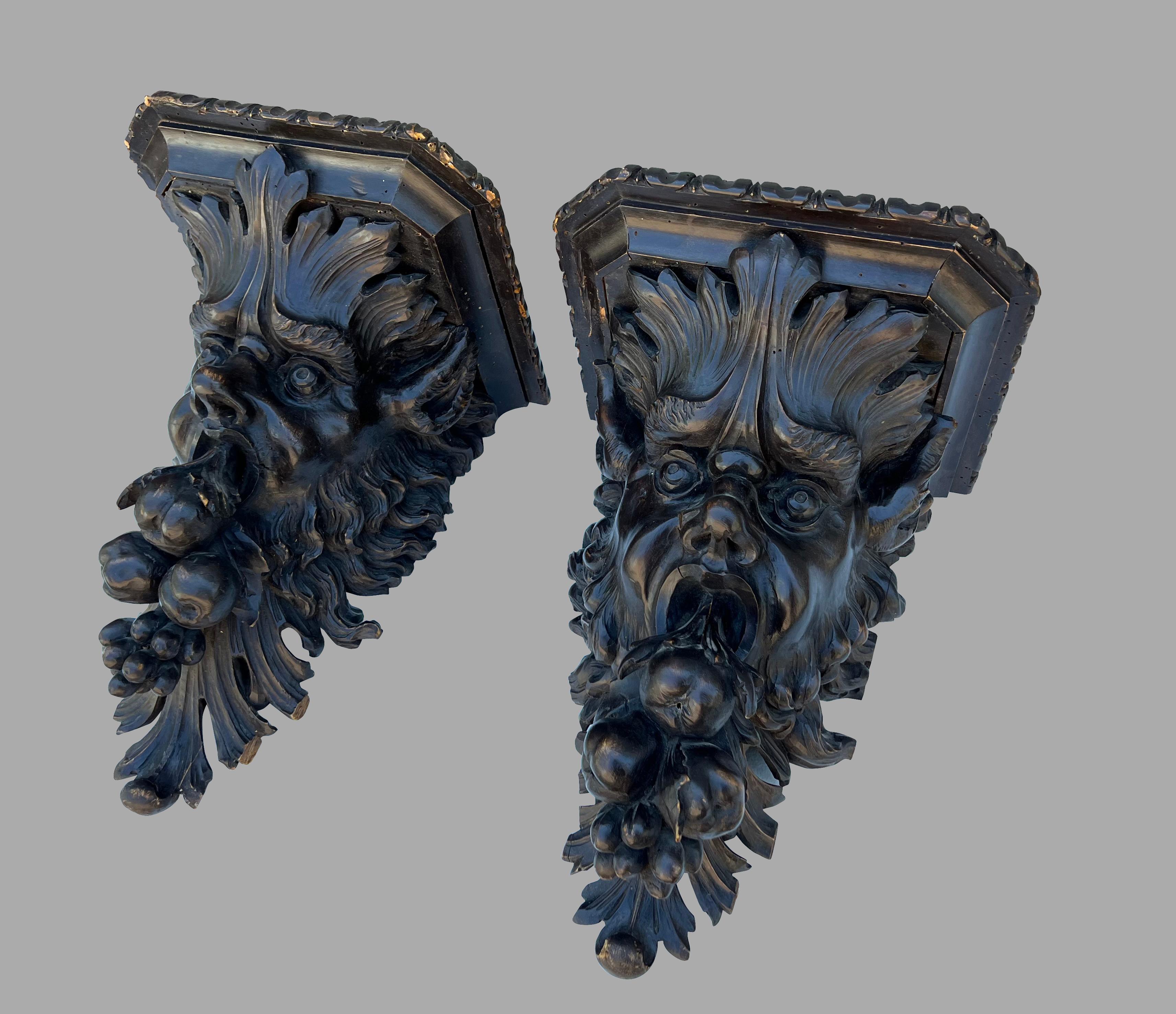 Anglais Exceptionnelle paire de supports muraux sculptés avec visages mythologiques en vente