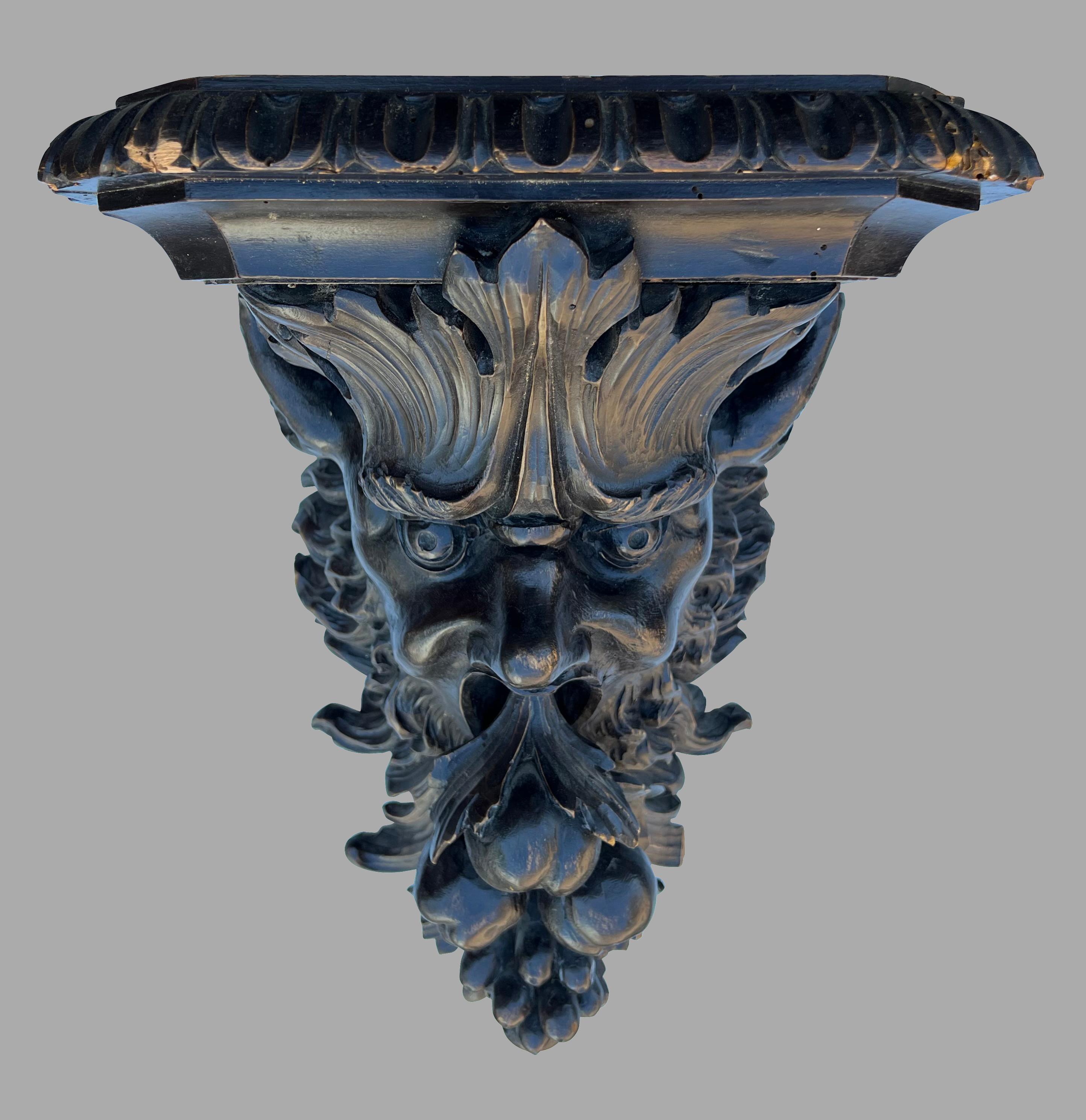Exceptionnelle paire de supports muraux sculptés avec visages mythologiques Bon état - En vente à San Francisco, CA
